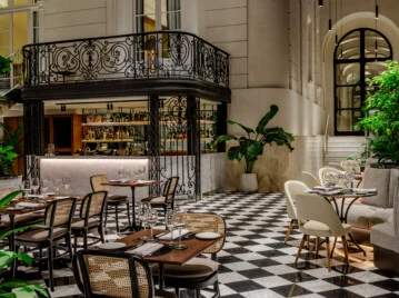 Atrium, un espacio gastronómico con el sello de su techo vidriado y arquitectura de estilo.