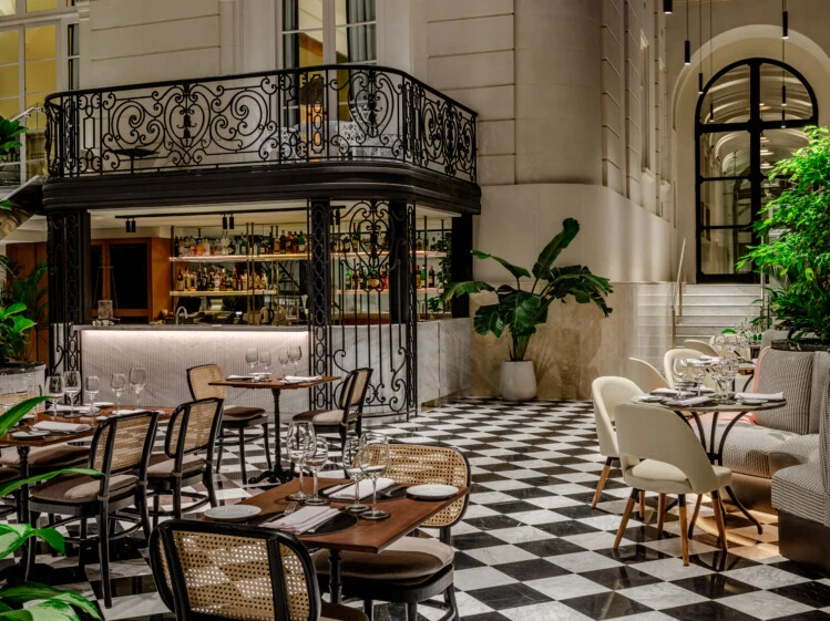 Atrium, un espacio gastronómico con el sello de su techo vidriado y arquitectura de estilo.