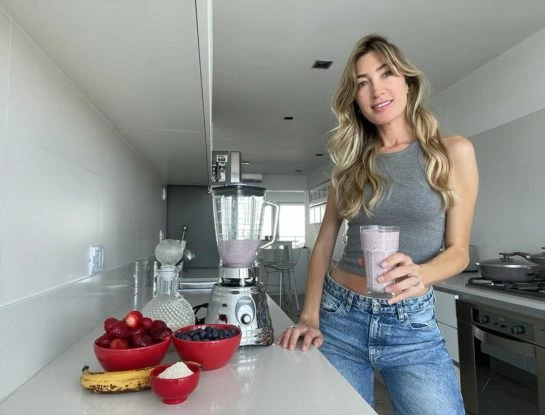 Nella Ghorghor nos enseña cómo preparar un frapuccino de frutillas y arándanos saludable para arrancar el día con energía
