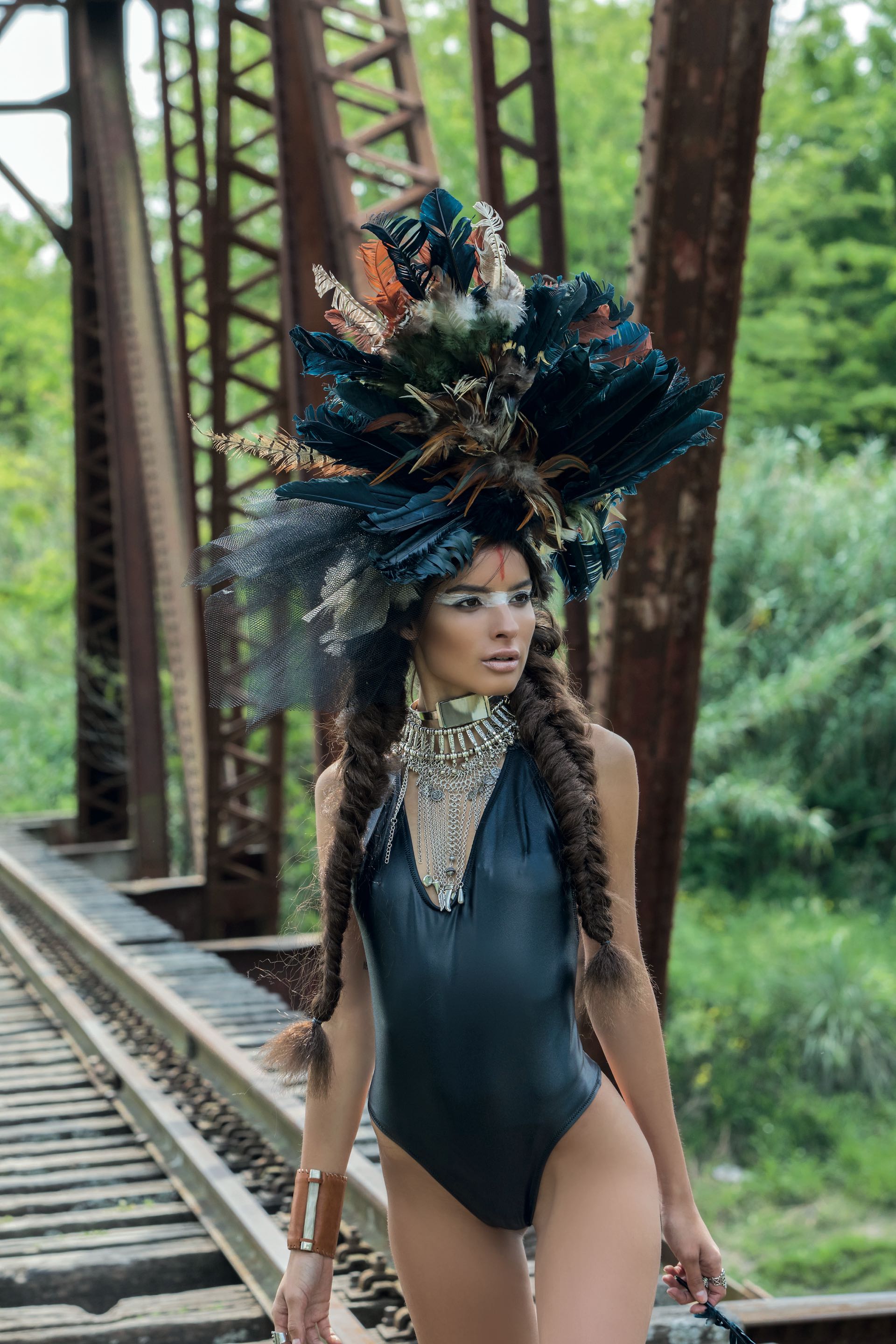 Entero engomado escote en V ($ 1.900, Sidonia), brazalete y choker (Agnes Lenoble), collares (Joaquina Gurruchaga) y tocado (Gabriella Capucci).