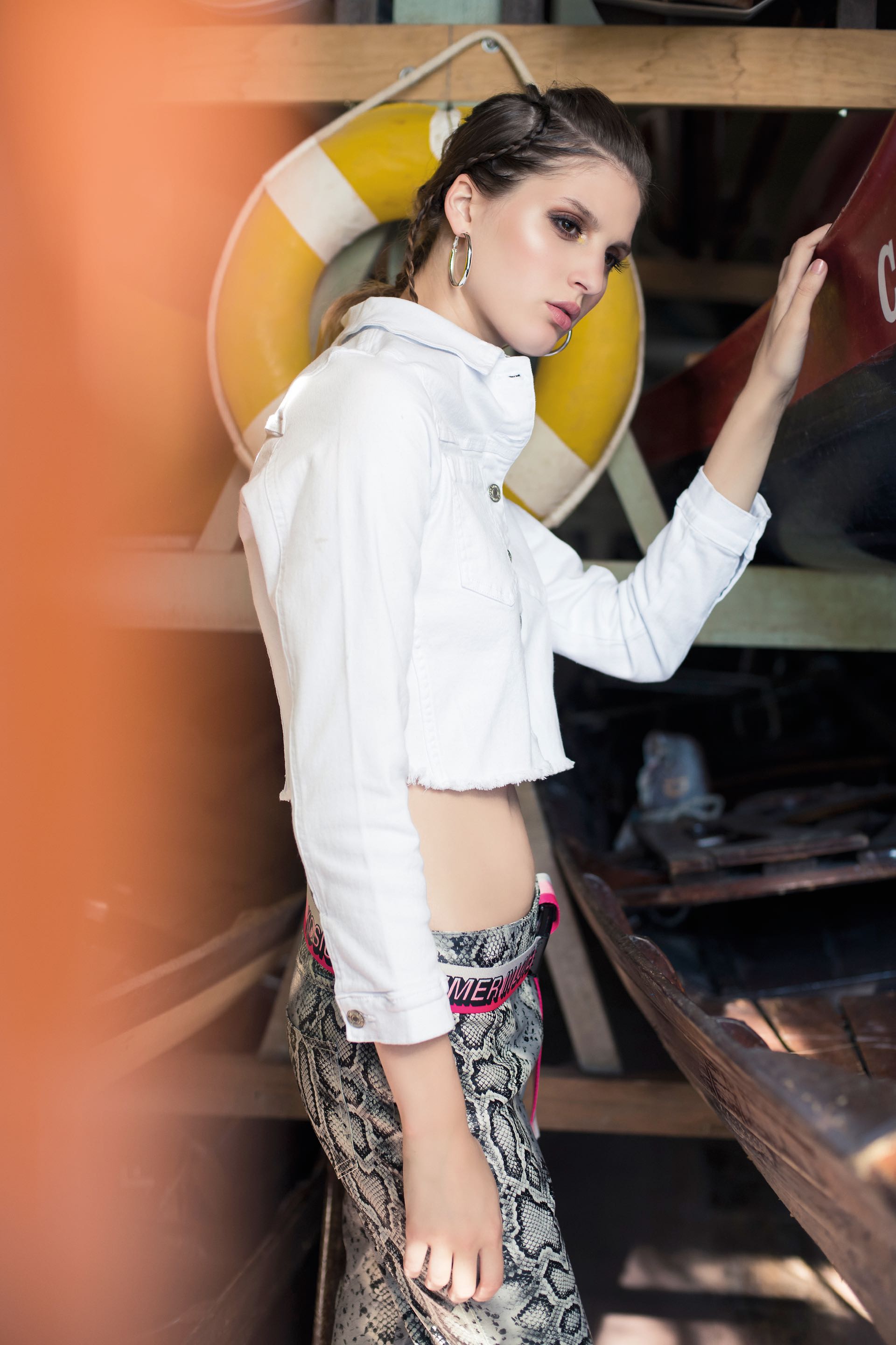 Campera de jean ($ 3.308, Kosiuko) y pantalón de cuero recto (Cher).