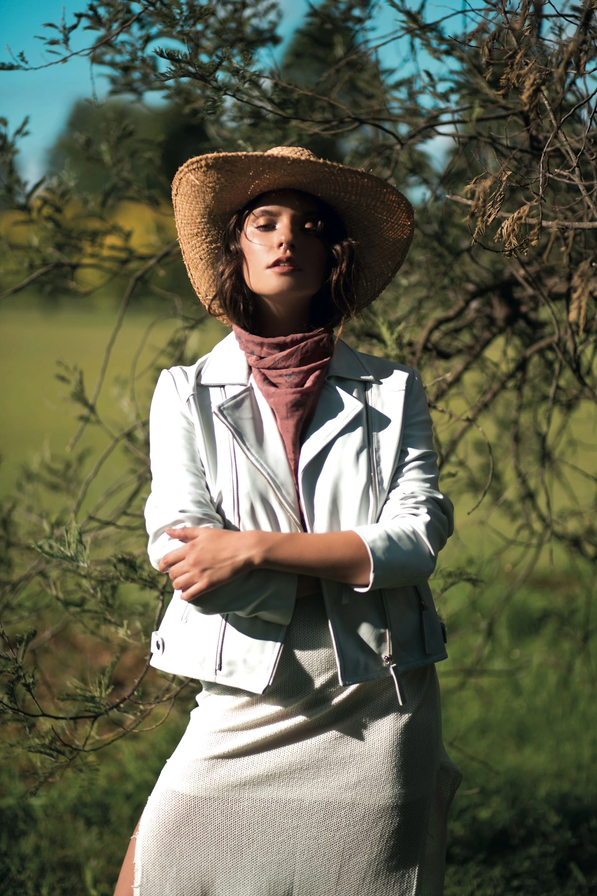 Vestido tejido ($ 3.490, Chao) y chaqueta de cuero($ 11.000, Uma).