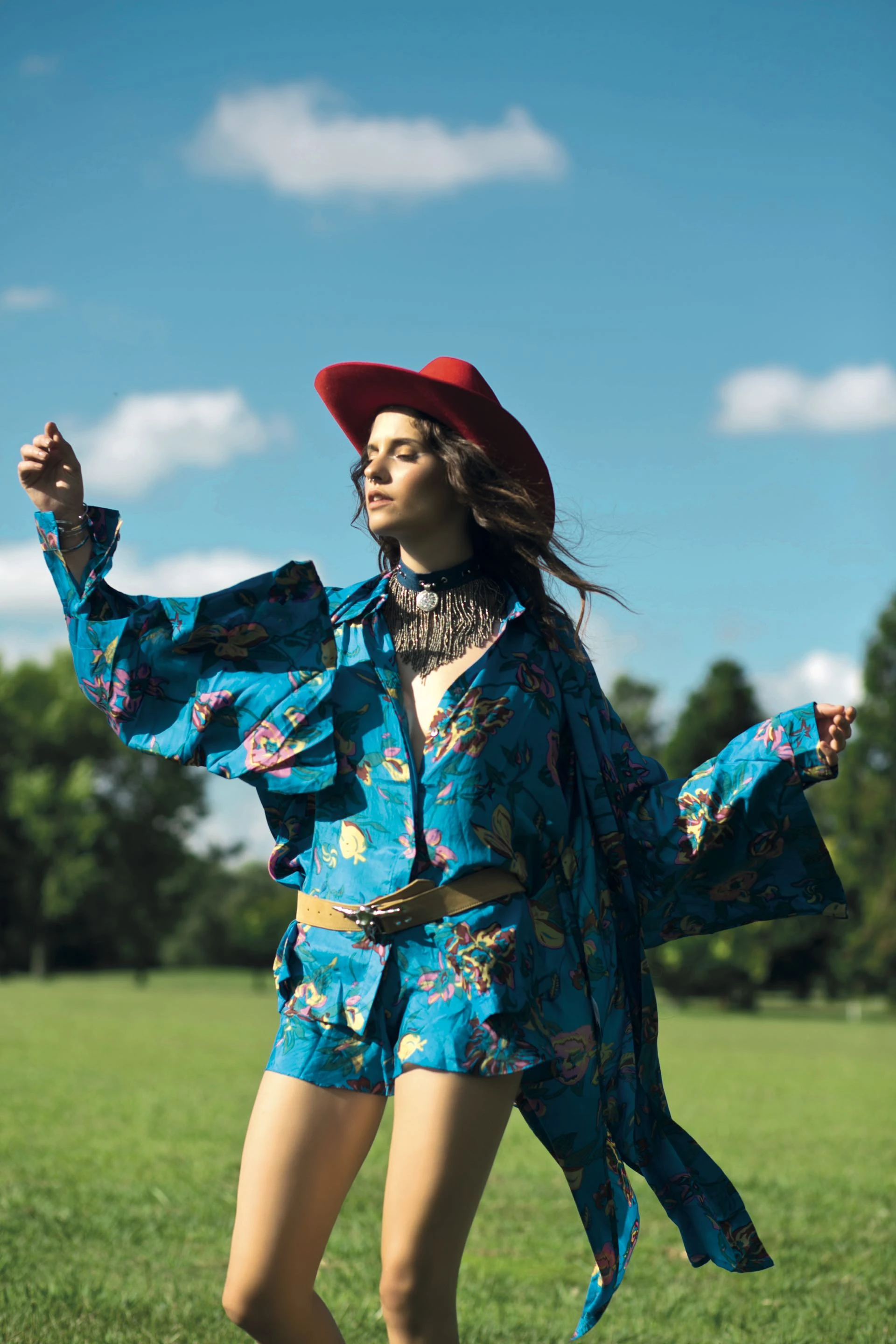 Camisa, short y kimono de seda estampado ($ 3.212, $ 1.672 y $ 4.708, Holi), cinturón de cuero y choker de cuero ($ 990 y $ 1.100, Joaquina Gurruchaga) y sombrero de fieltro ($ 2.036, Made in Chola).