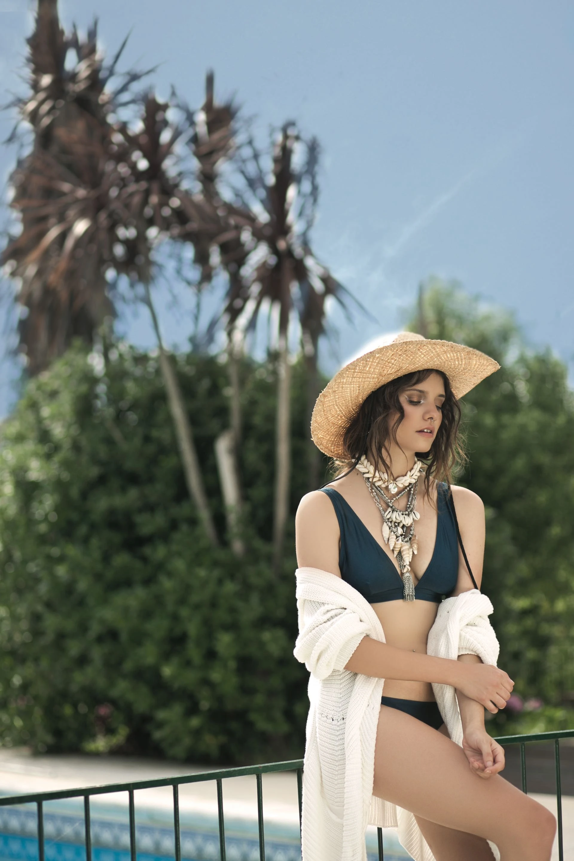 Bikini y vedetina de Lycra ($ 1.790, Falabella), cárdigan tejido ($ 3.500, Vitamina) y sombrero de paja ($ 1.658, Made in Chola).