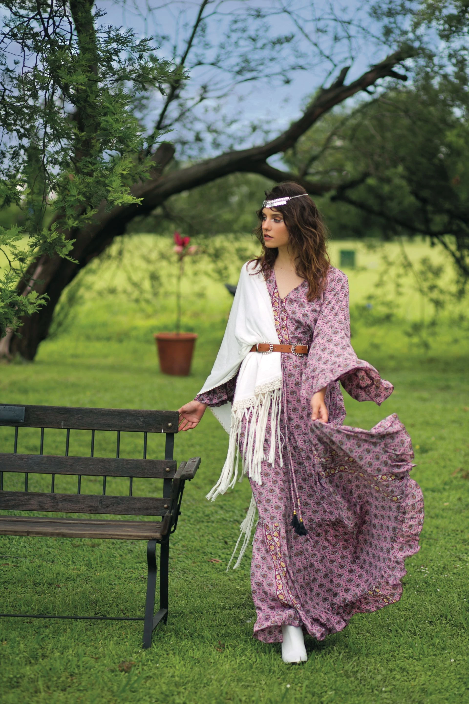 Vestido amplio estampado (Var’s), chal tejido con flecos ($ 1.900, Joaquina Gurruchaga), cinturón de cuero ($ 650, Mettre) y botas de cuero ($ 4.900, Vitamina).