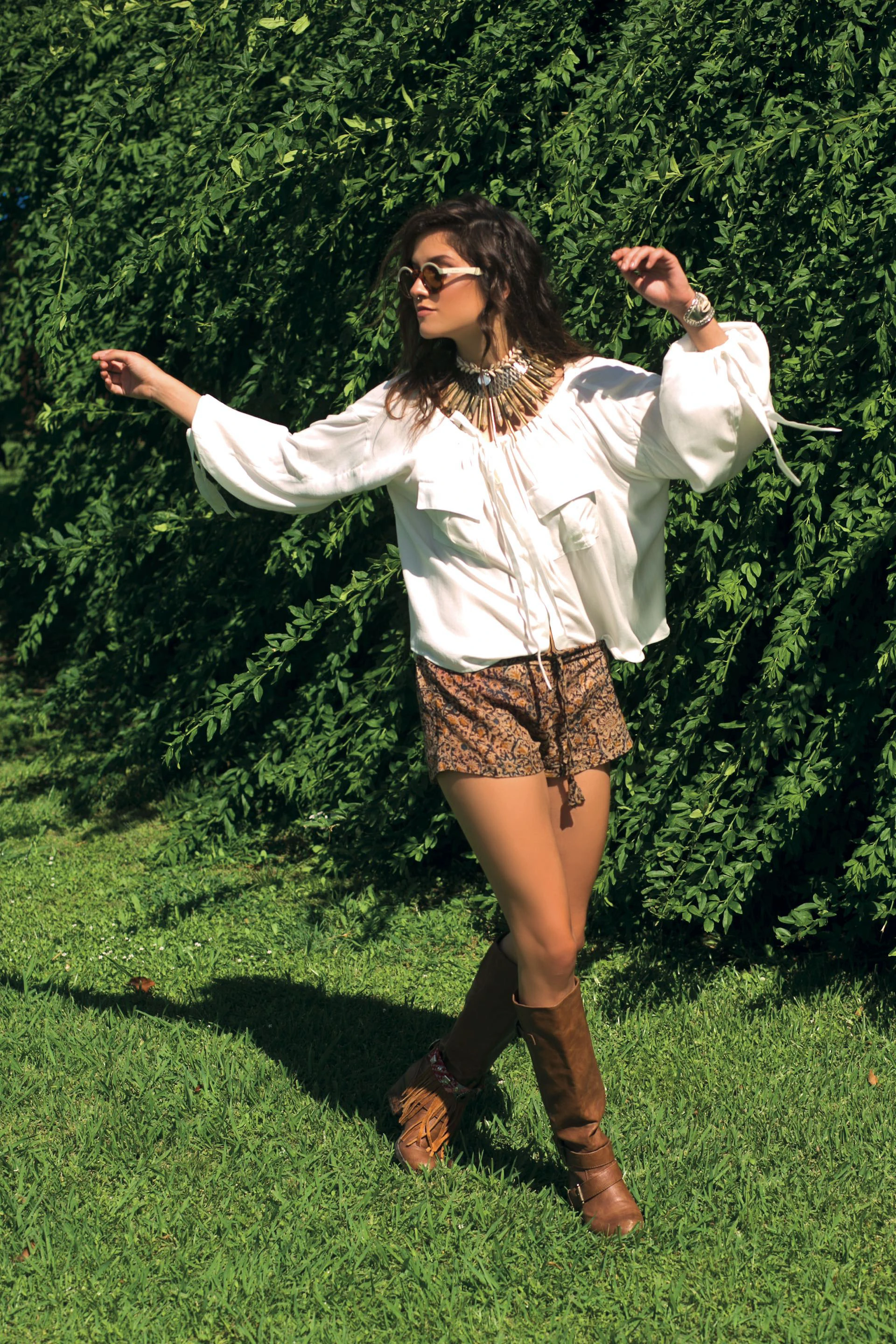 Camisa amplia ($ 1.700, Clara Ibarguren), short estampado ($ 990, Holi) y texanas de cuero ($ 4.900, Chao).