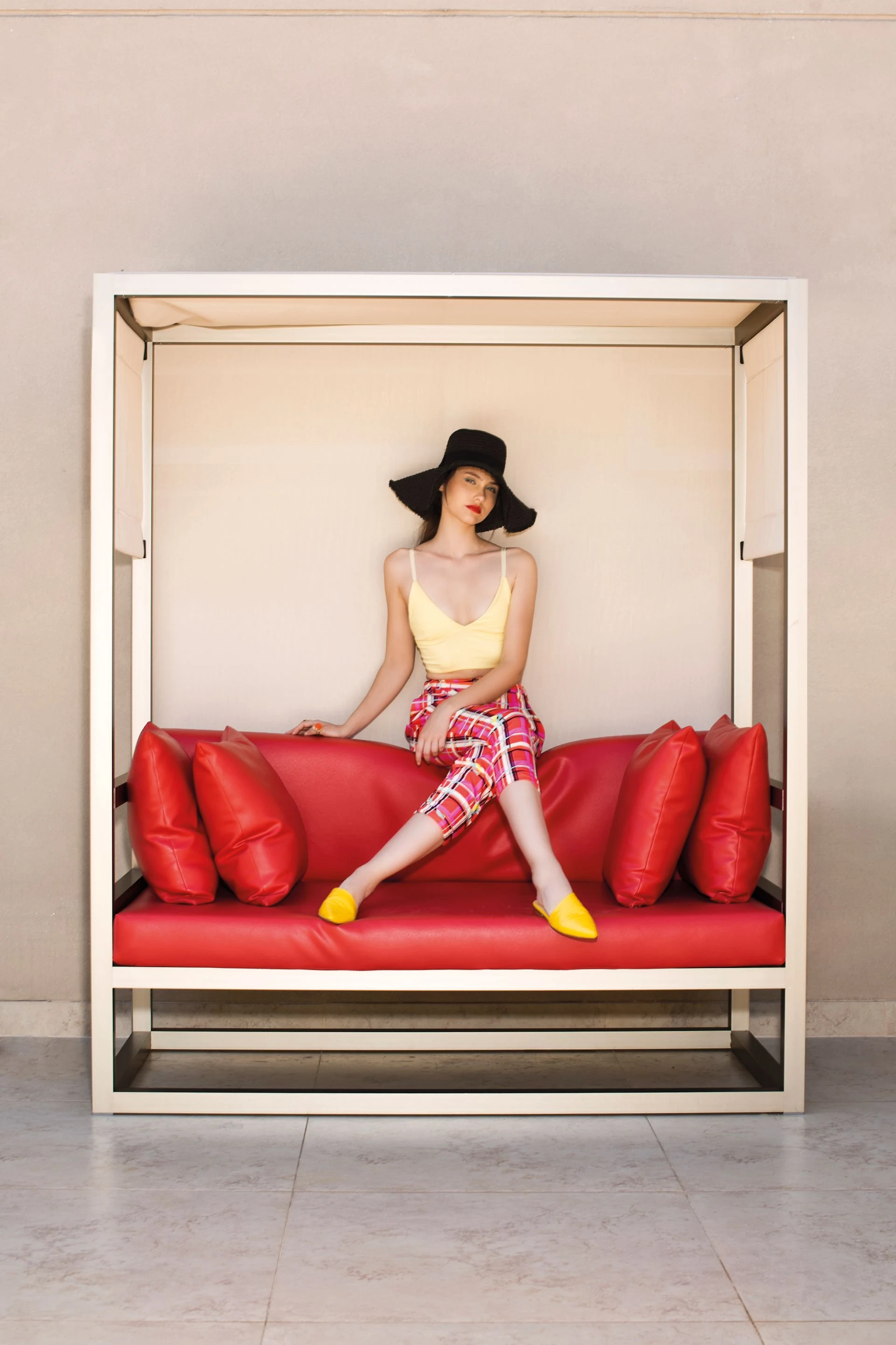 Top con breteles finitos ($ 749, Melocotón), pantalón ($ 2.550, Olivetta), mules y capelina ($ 2.790 y $ 1.390, Las Pepas).