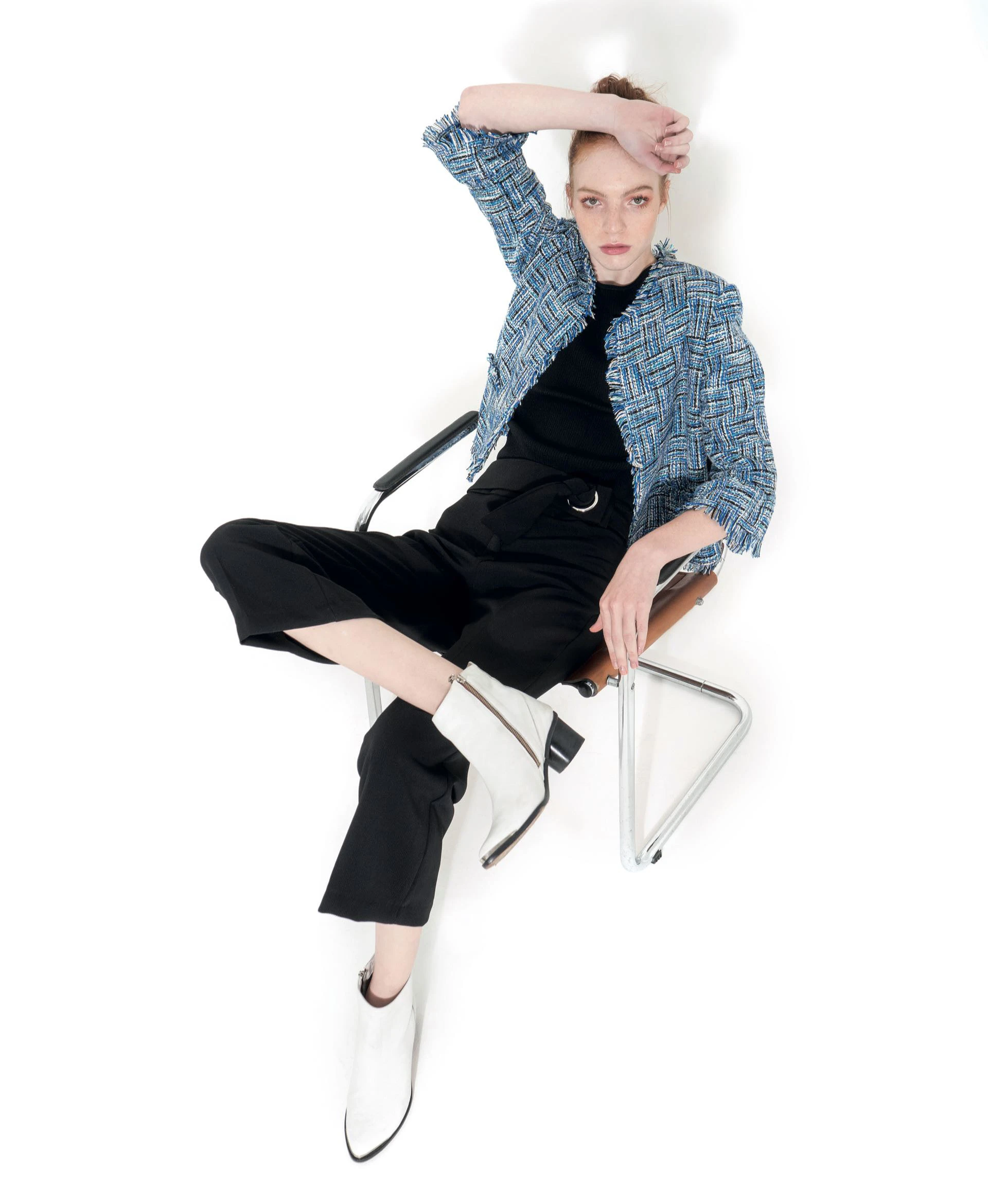 Saco tramado (antes $ 12.500, ahora $ 8.500, Vitamina), remera tejida (antes $ 4.100, ahora $ 2.460, Carmela Achaval), pantacourt (antes $ 2.390, ahora $ 1.195, Portsaid) y botas de cuero (antes $ 7.600, ahora $ 4.900, Uma).