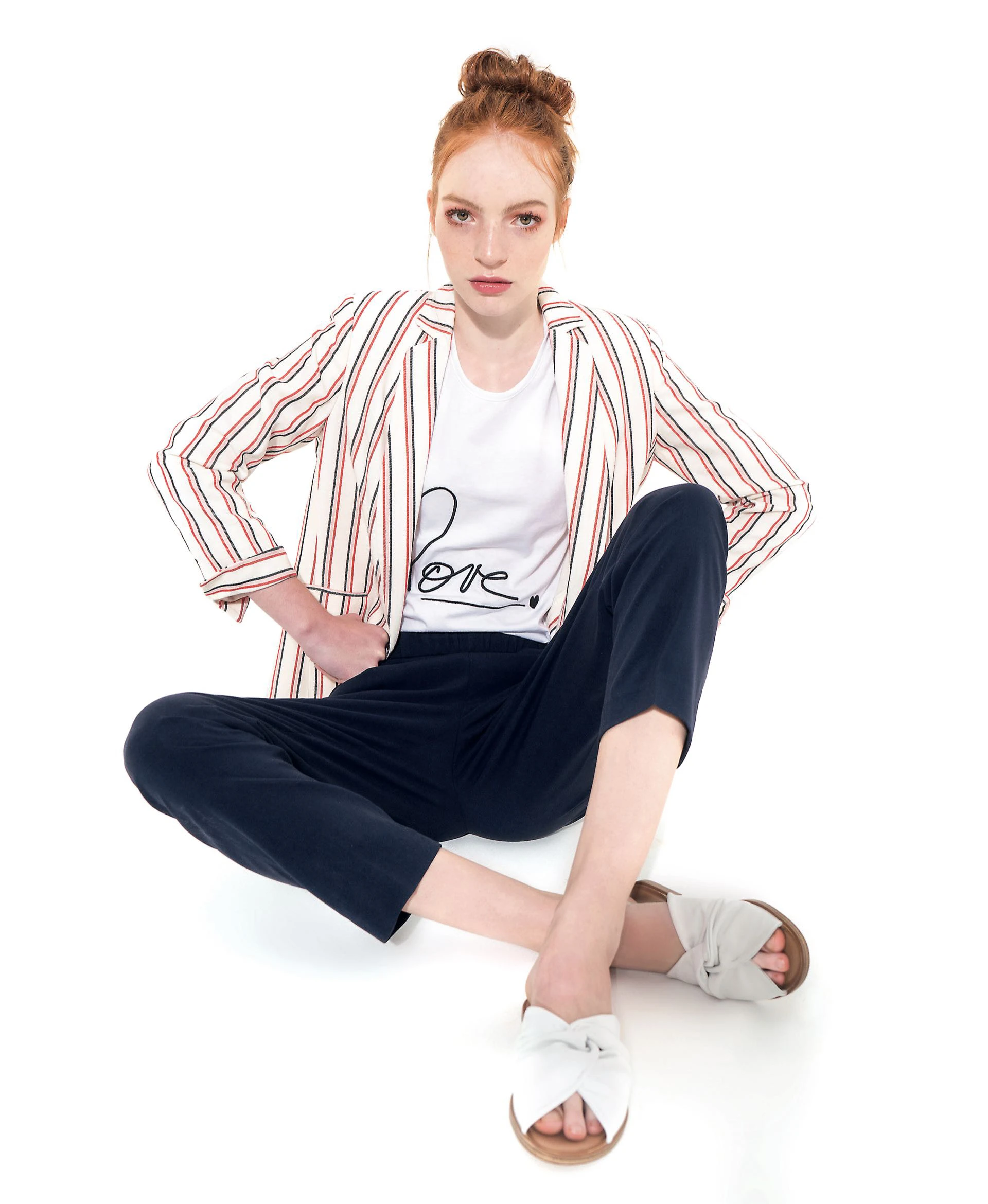 Blazer rayado (antes $ 8.690, ahora $ 6.083, Carmela Achaval), musculosa con inscripción (antes $ 489, ahora $ 383, Teenitas), pantalón (antes $ 5.222, ahora $ 3.655, Tommy Hilfiger) y chatas con capellada anudada (antes $ 2.799, ahora $ 1.599, Aldo para Falabella).