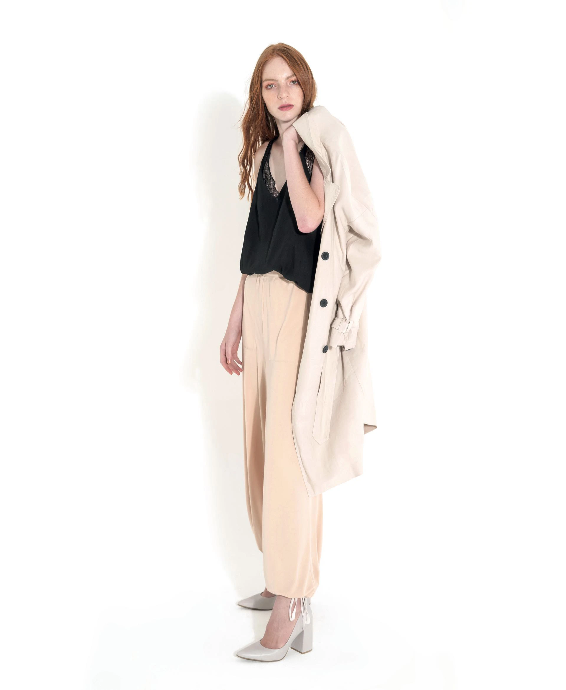 Musculosa (antes $ 990, ahora $ 590, Indiastyle), trench (antes $ 5.690, ahora $ 2.845, Portsaid), pantalón babucha (antes $ 3.000, ahora $ 1.500, Vitamina) y stilettos con taco cuadrado (antes $ 3.100, ahora $ 2.790, Viamo).