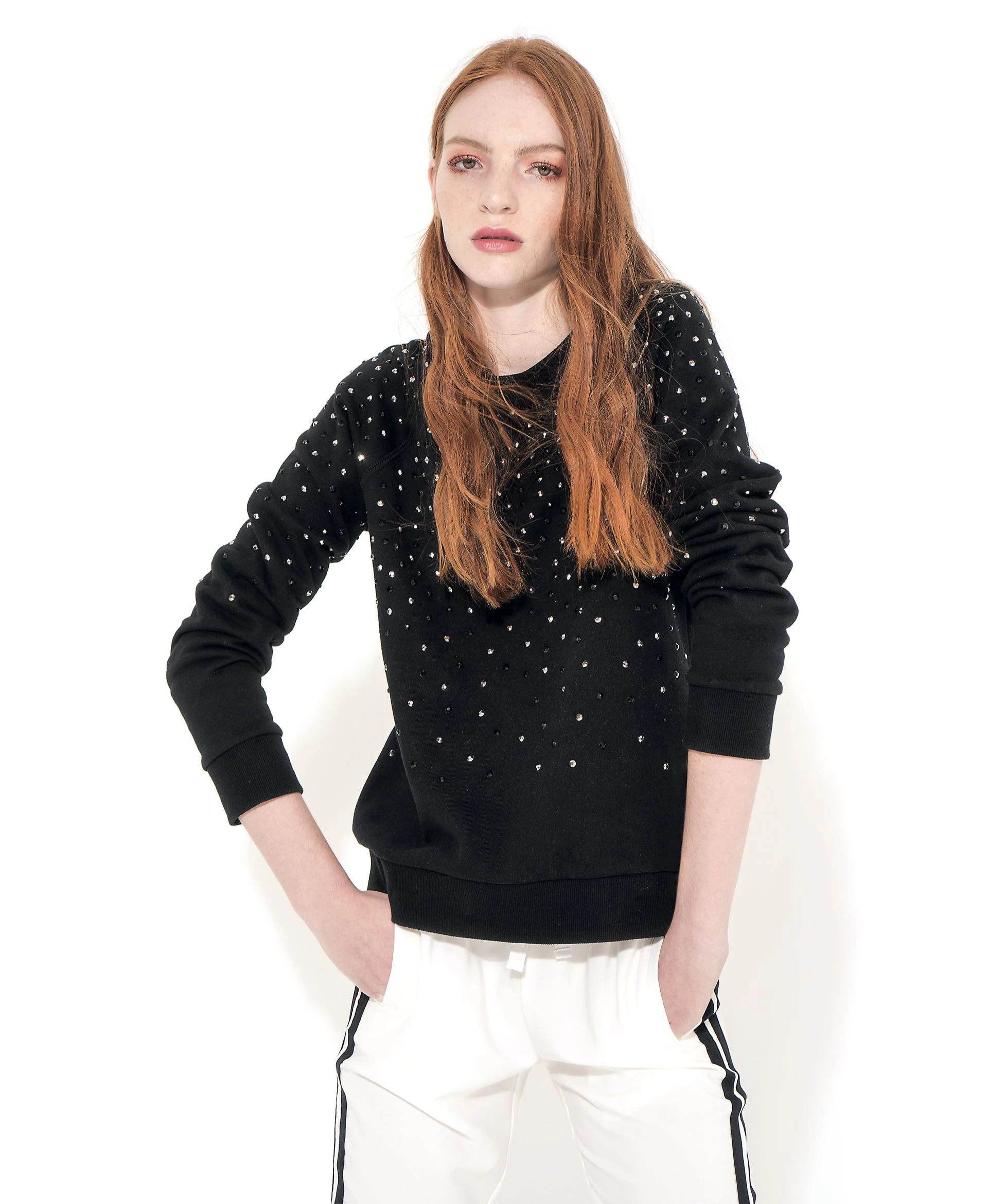 Buzo con tachas (antes $ 2.590, ahora $ 1.490, Karl Lagerfeld para Falabella) y pantalón con franja lateral (antes $ 4.060, ahora $ 2.436, Kosiuko).