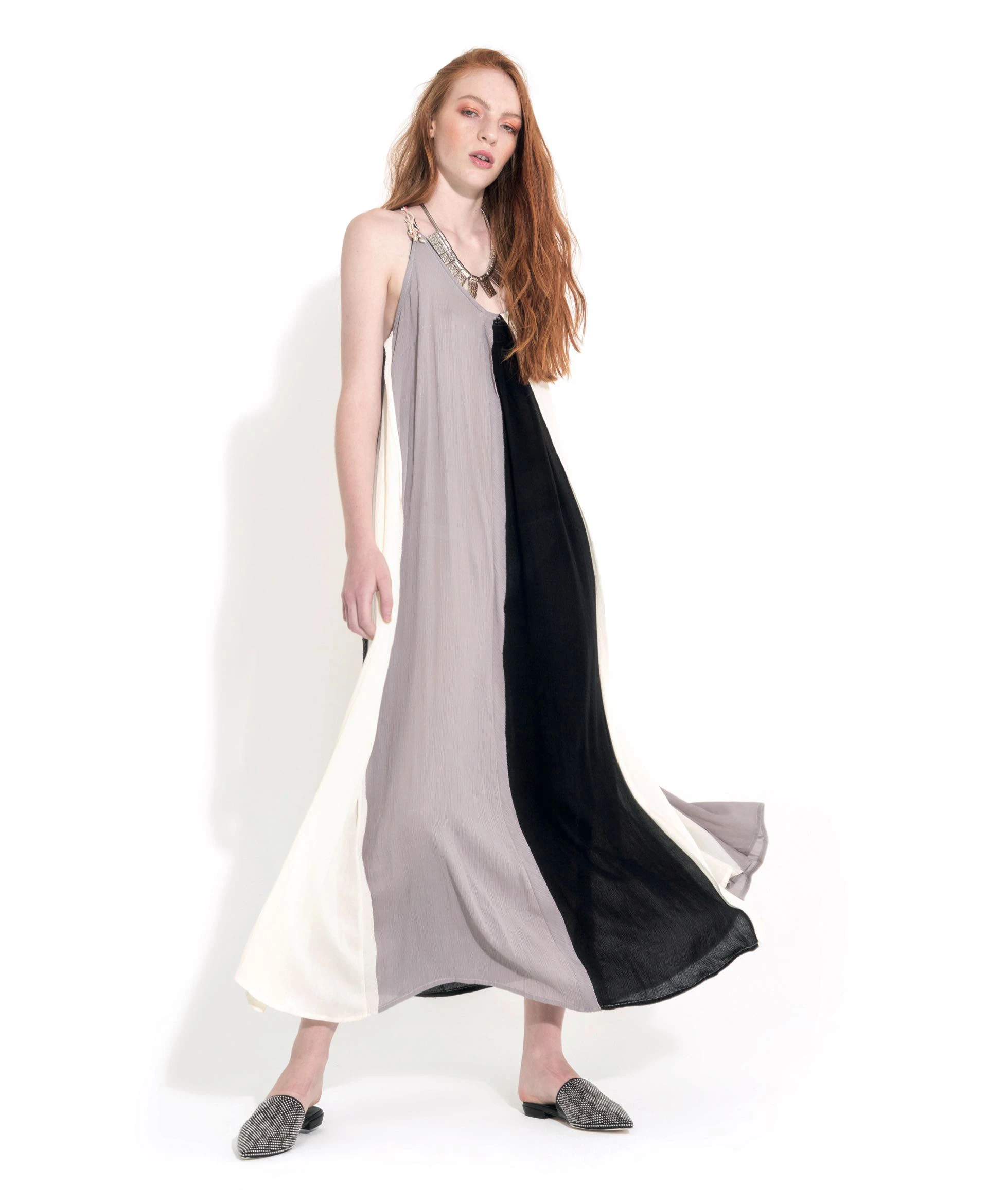 Maxivestido con recortes (antes $ 4.200, ahora $ 2.520, Indiastyle), zuecos con minitachas (antes $ 4.200, ahora $ 3.200, Aldo para Grimoldi) y colgante (antes $ 798, ahora $ 498, Prüne).