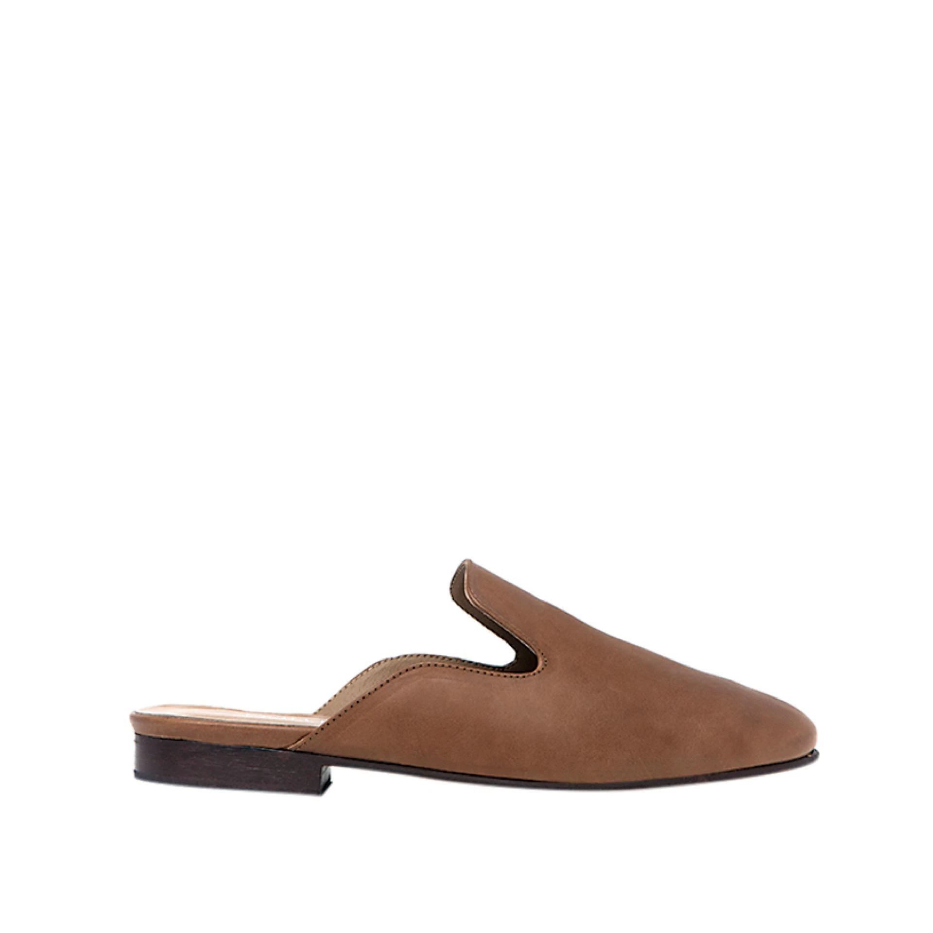 Mules de cuero ($ 1.750, Paruolo).