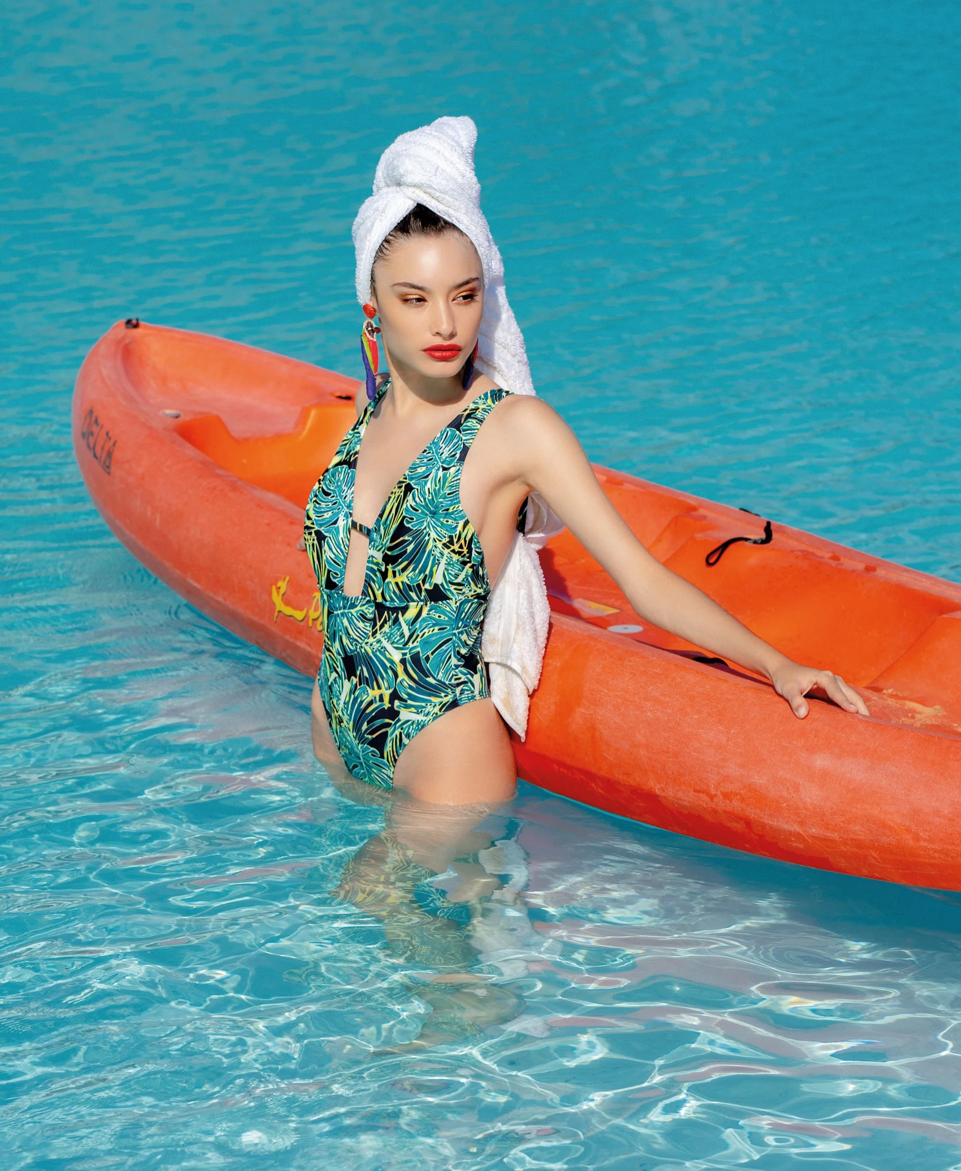 Entera con recorte y escote en el frente (Luz de Mar). Aros con forma de pájaro (Los Vados del Isen).