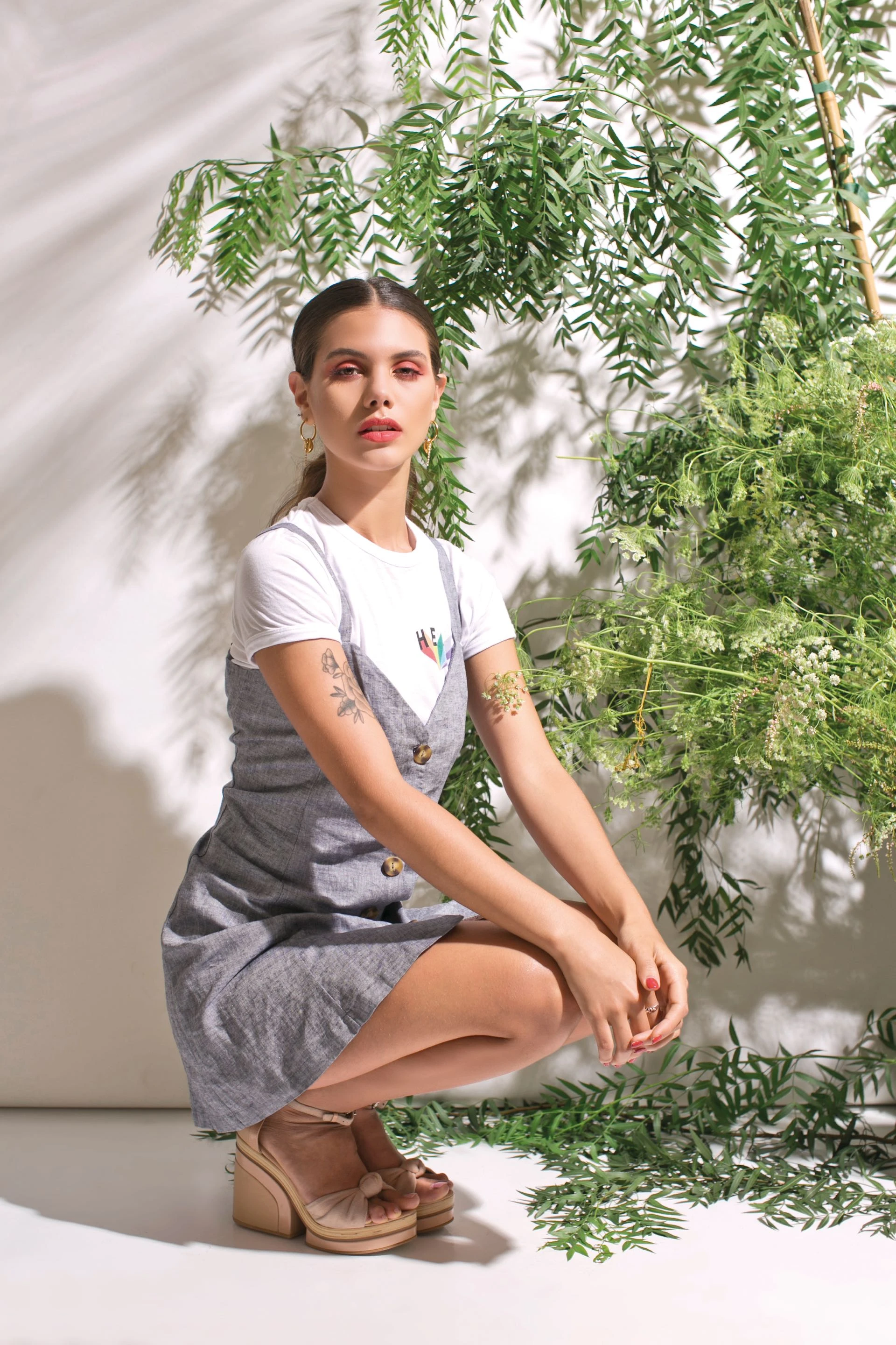  Vestido mélange ($ 2.100, Chao) y sandalias con pulsera ($ 3.900, Vitamina). 