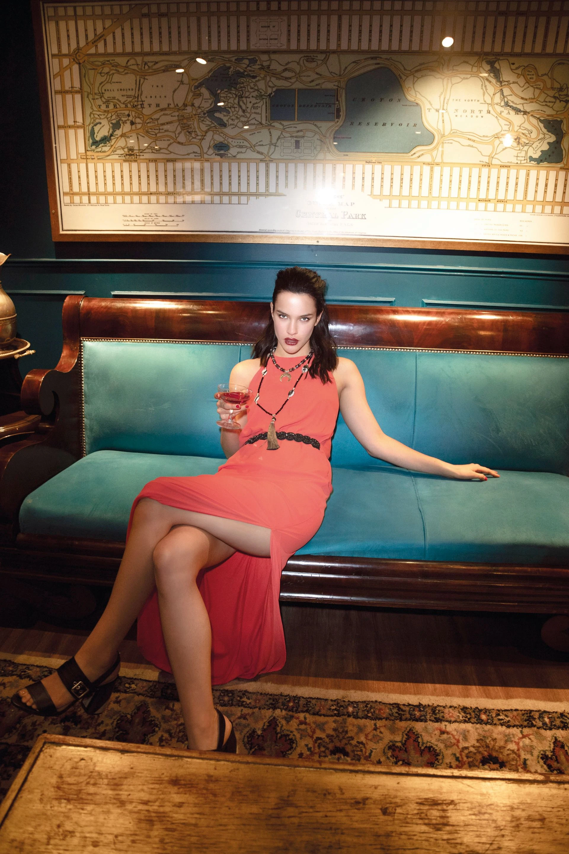 Vestido largo con cinturón bordado y tajo lateral ($ 3.600, Zhoue), sandalias con taco bicolor ($ 3.390, Blaquè) y collares (Cachetona).