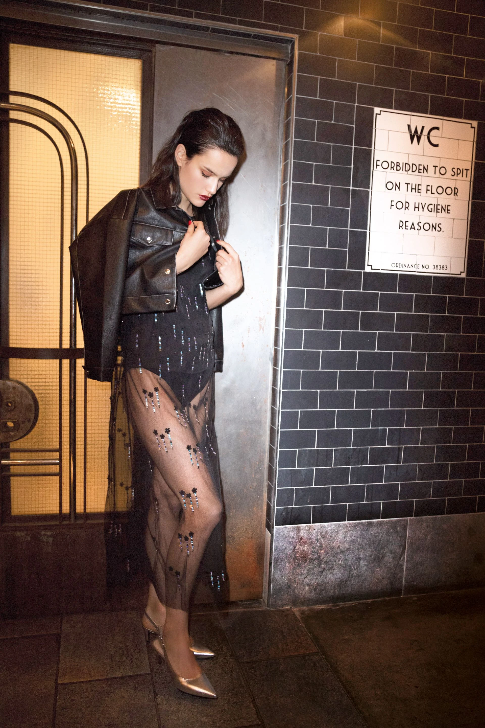 Chaqueta de cuero ecológico (AY Not Dead), vestido largo de tul con bordados de lentejuelas ($ 8.700, Vitamina) y stilettos metalizados con talón al descubierto ($ 2.790, Blaquè).