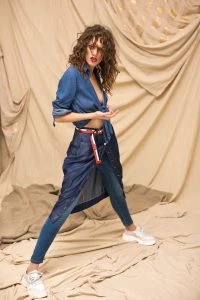 Camisa anudada ($ 1.851, Kosiuko), jean chupín ($ 2.200, Vitamina), falda con botones en la delantera ($ 2.600, Carlos Veralli), cinto (Levi’s) y zapatillas con plataforma ($ 1.945, Viamo).