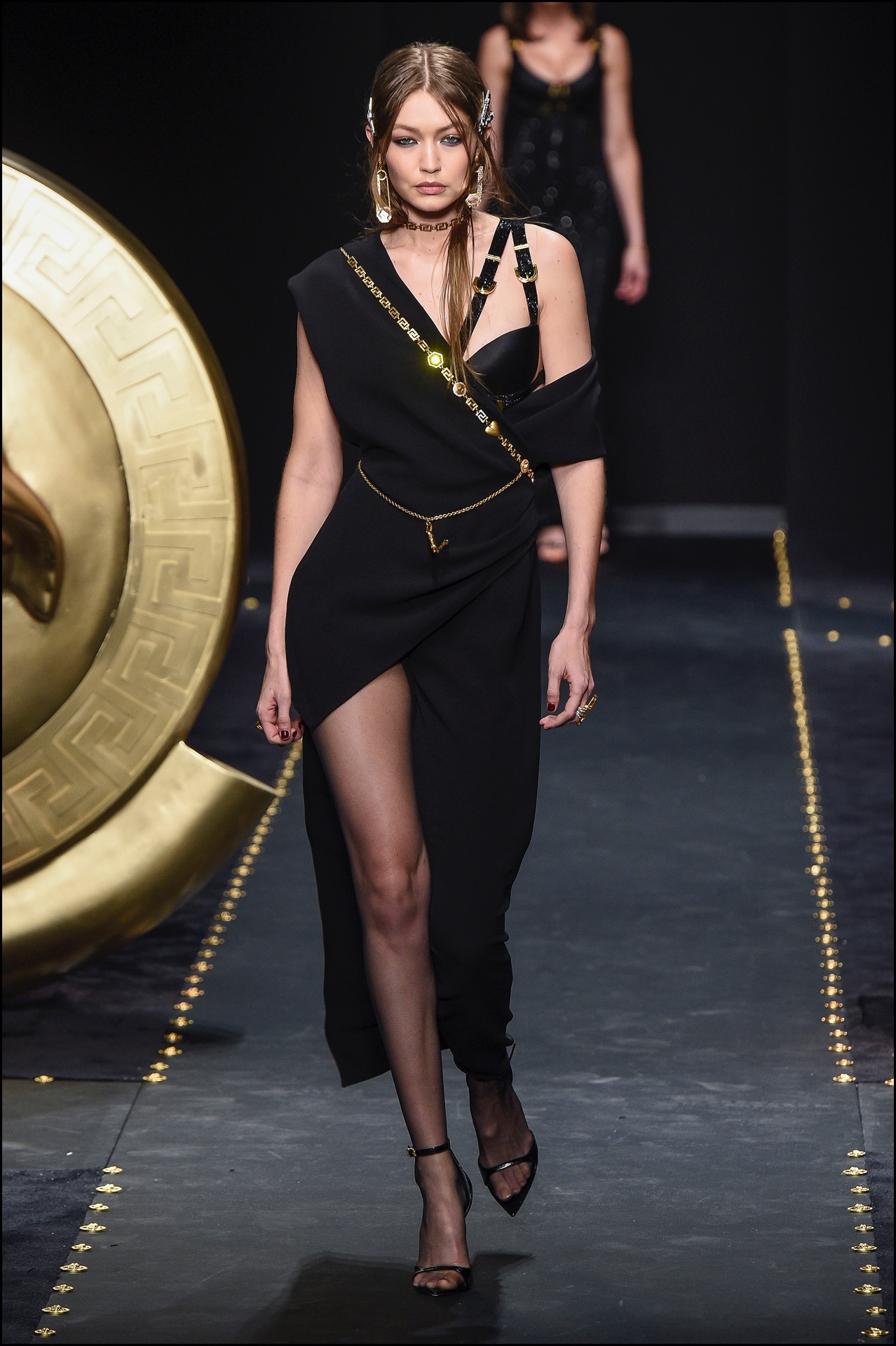 Gigi Hadid - DÈfilÈ Versace "Collection PrÍt-‡-Porter Automne-Hiver 2019/2020" lors de la Fashion Week de Milan (MLFW), le 22 fÈvrier 2019. Versace Fashion Show "Ready-to-Wear Fall-Winter 2019/2020" at Milan Fashion Week, February 22nd, 2019.