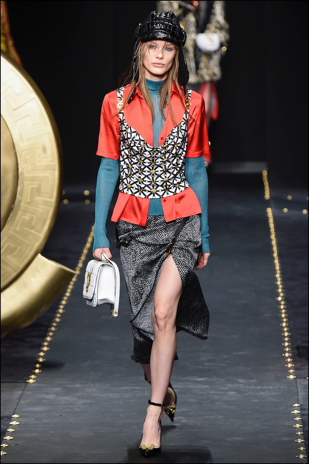 DÈfilÈ Versace "Collection PrÍt-‡-Porter Automne-Hiver 2019/2020" lors de la Fashion Week de Milan (MLFW), le 22 fÈvrier 2019. Versace Fashion Show "Ready-to-Wear Fall-Winter 2019/2020" at Milan Fashion Week, February 22nd, 2019.