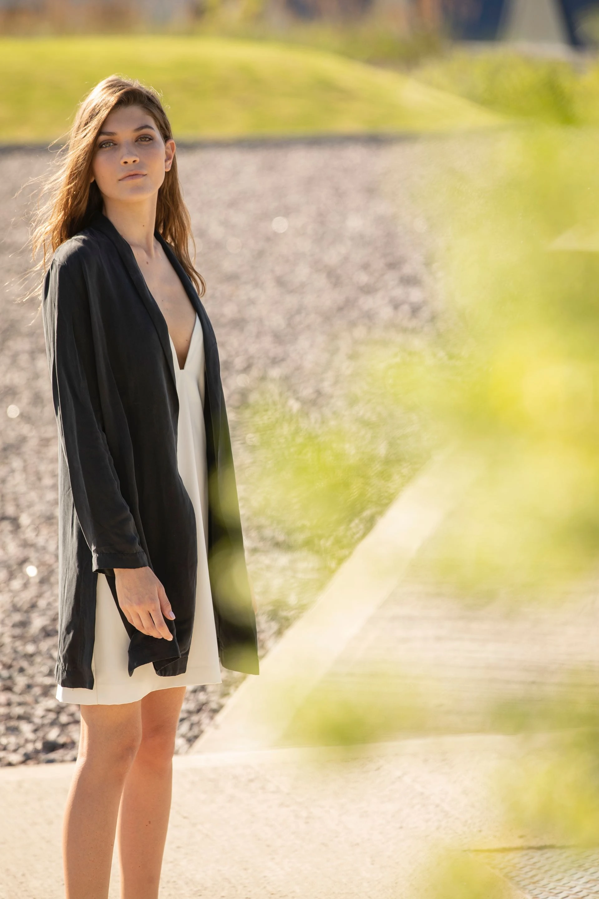 Kimono con lazo (Vitamina) y vestido con escote (Uma).