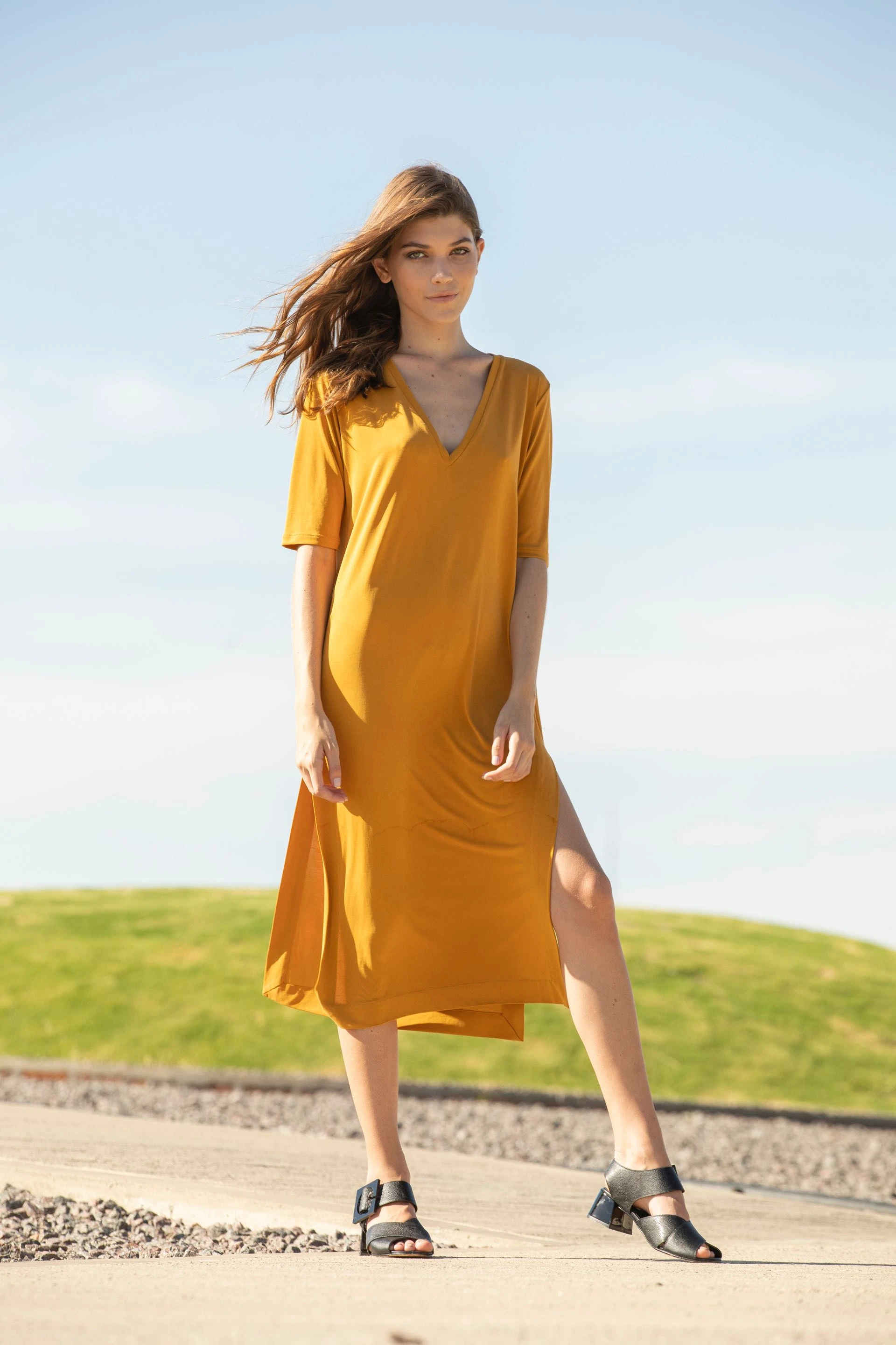 Vestido con tajos laterales y sandalias de cuero con hebilla ($ 2.580 y $ 4.380, Mishka).