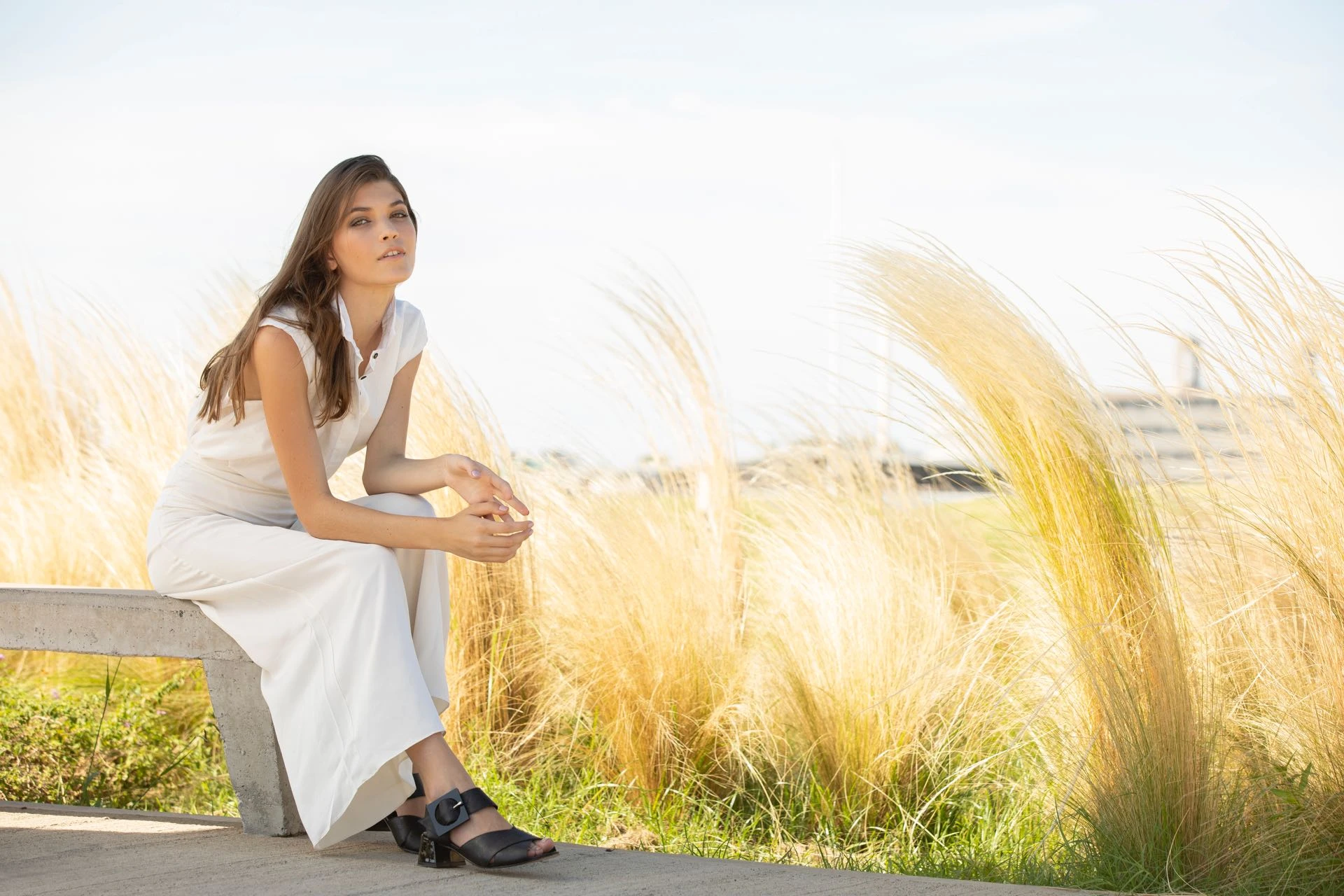 Camisa sin mangas ($ 2.190, Trosman), pantalón ancho de seda (Rapsodia) y sandalias de cuero con hebilla ($ 4.380, Mishka).