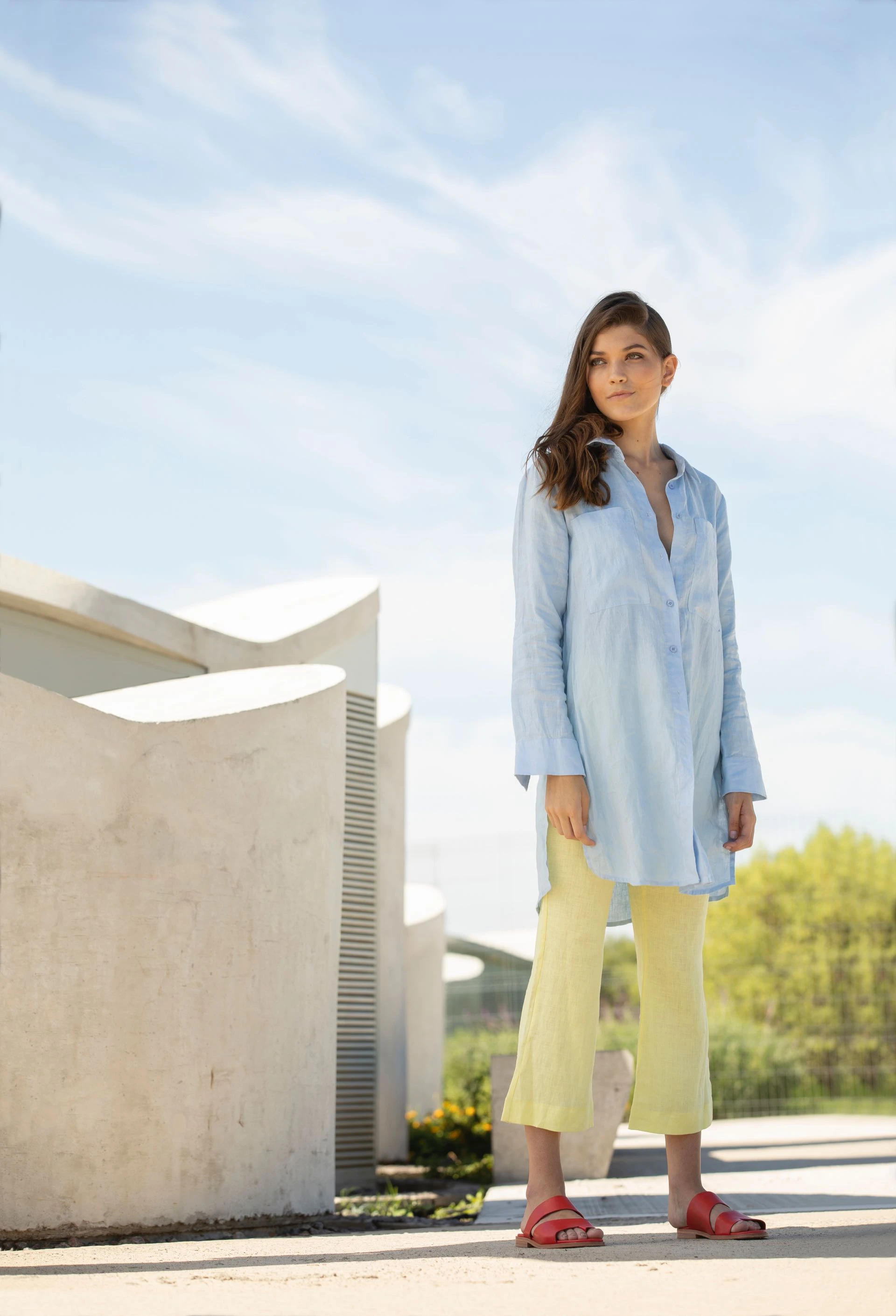 Camisa larga de lino (Vitamina), pantalón ancho de lino ($ 1.998, Ayres) y chatas alcolchonadas de Lycra ($ 1.995, Las Pepas).