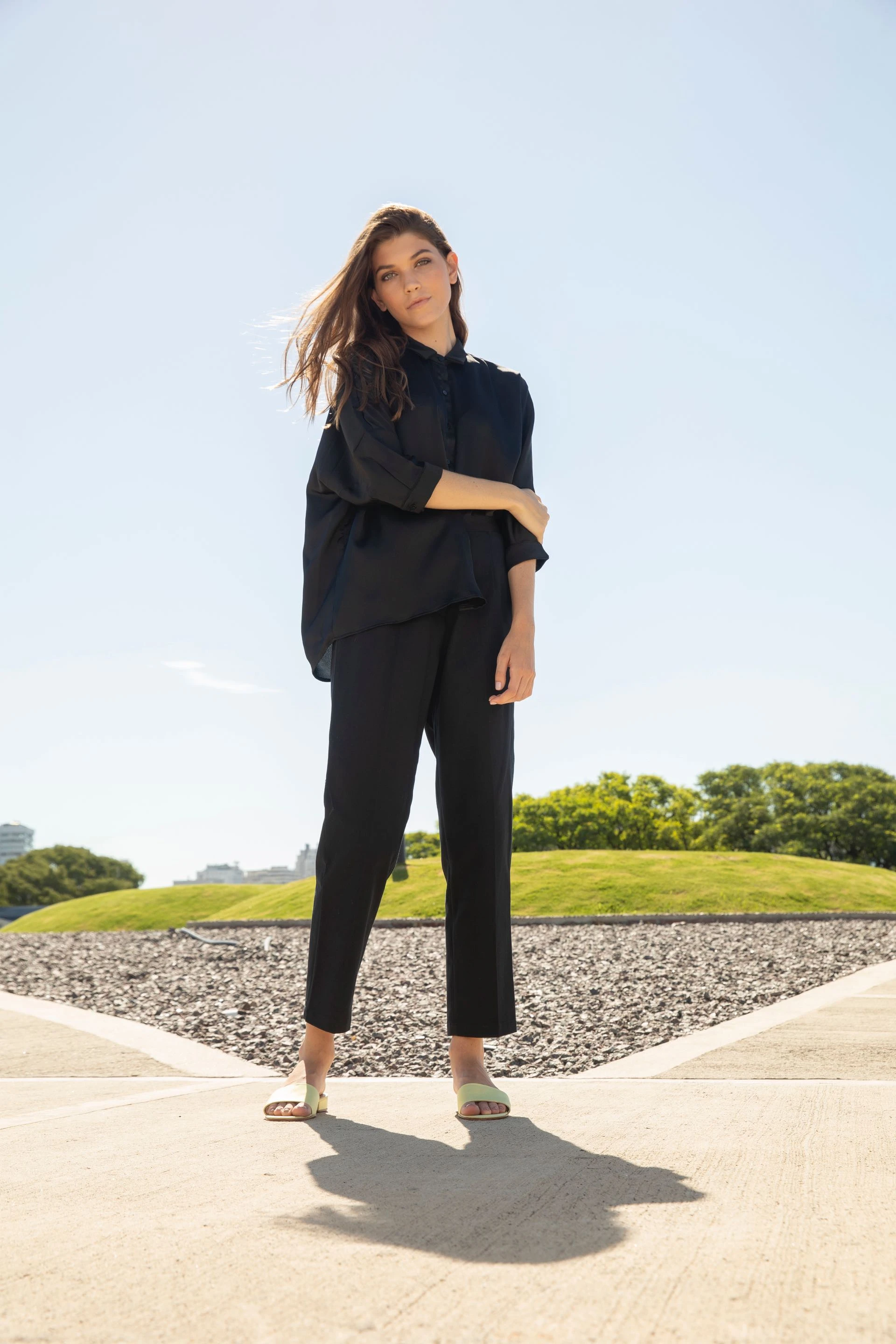 Camisa de seda ancha ($ 1.660, Melocotón) y pantalón de cintura alta y chatas de cuero forradas en tela de seda ($ 2.316 y $ 1.980, F.P).