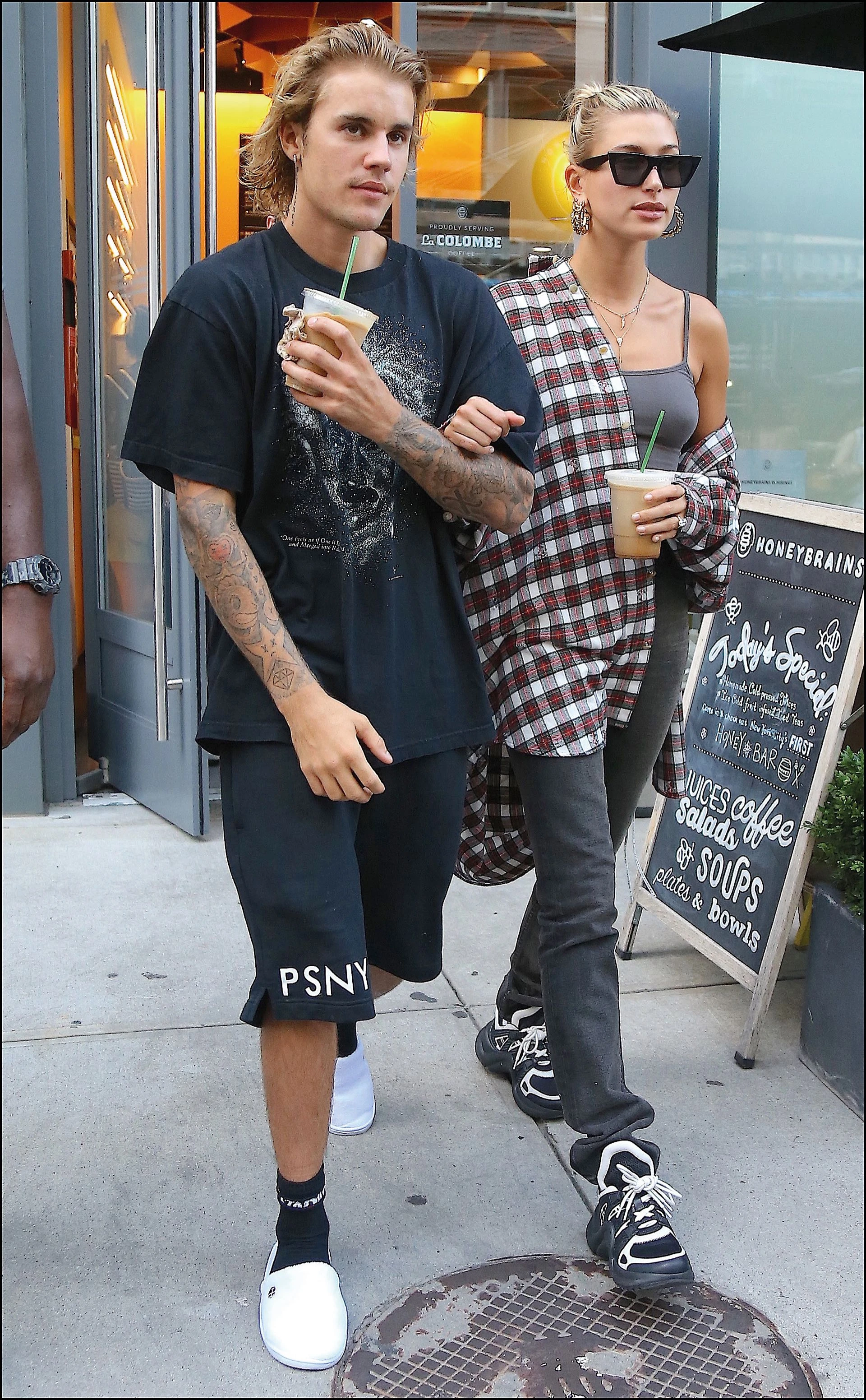 Su estética tiene muchos elementos de los ‘90 como camisas a cuadros y riñoneras. A veces hasta coinciden en el estampado. ¡Match point!