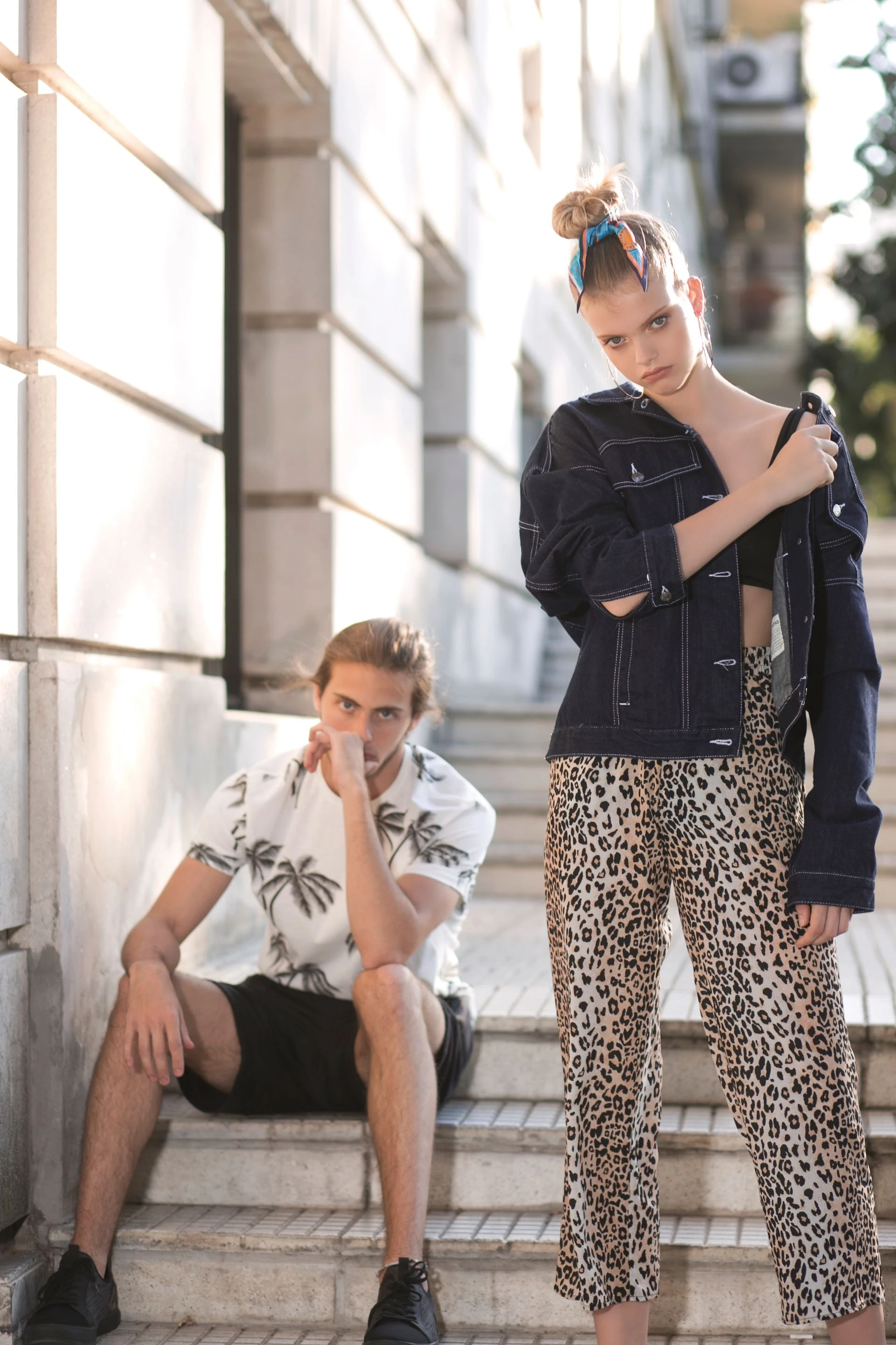 Fran: remera con estampa de palmeras ($ 980, Levi’s), bermudas de algodón ($ 3.220, Key Biscayne) y zapatillas ($ 2.900, Aldo para Grimoldi). Shannon: campera oversize ($ 2.990, Las Pepas) sobre bikini ($ 1.880, Luz de Mar) y pantalón tipo pijama ($ 2.900, Uma).