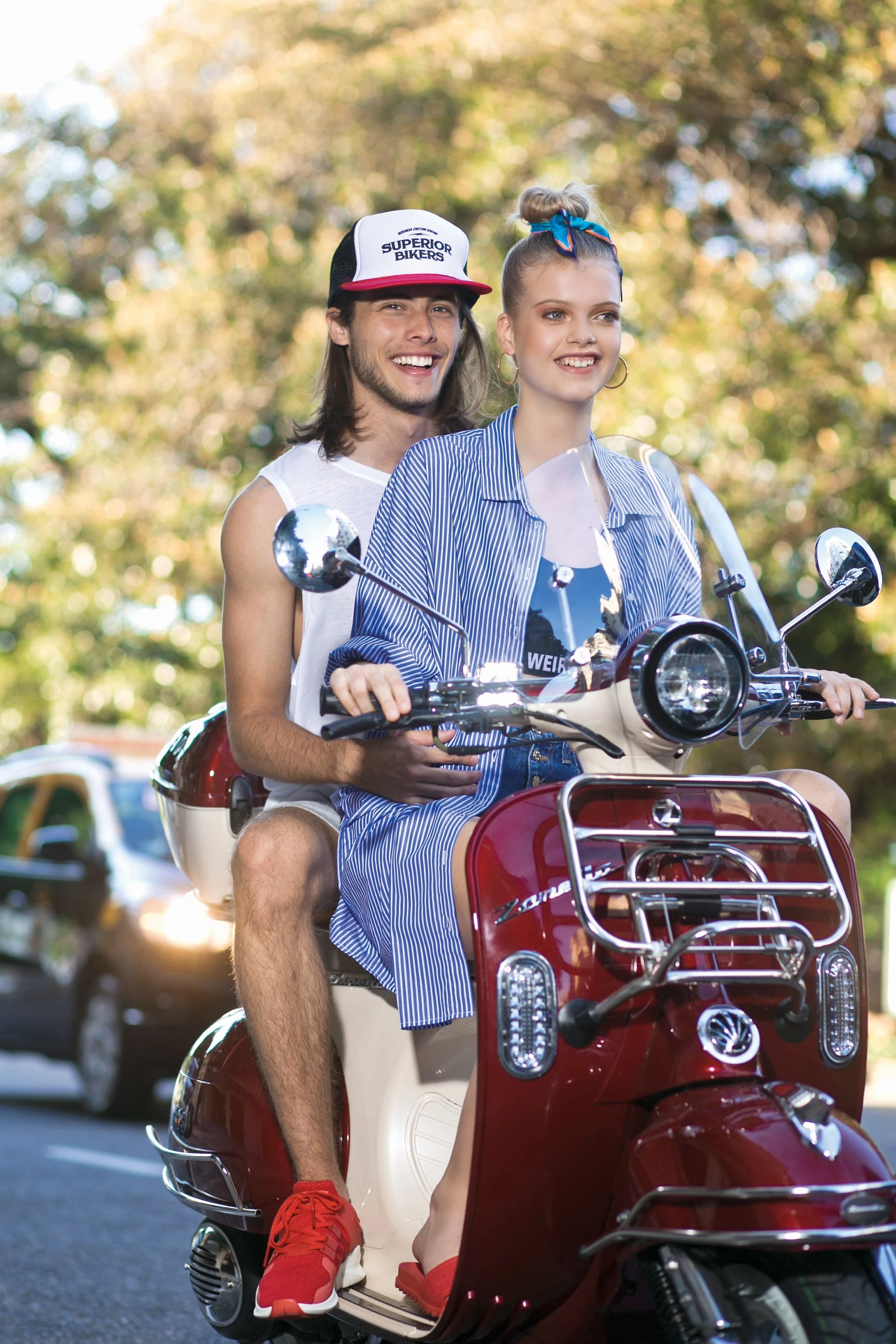 Fran: musculosa de algodón ($ 1.455, AY Not Dead), gorra ($ 616, Herencia) y zapatillas ($ 2.499, Adidas). Shannon: camisa oversize y top ($ 1.599 y $ 349, Complot), short de jean ($ 2.385, AY Not Dead), pañuelo en el rodete ($ 950, Uma) y aros dorados ($ 980, Luna Garzón). Moto Zanella. 