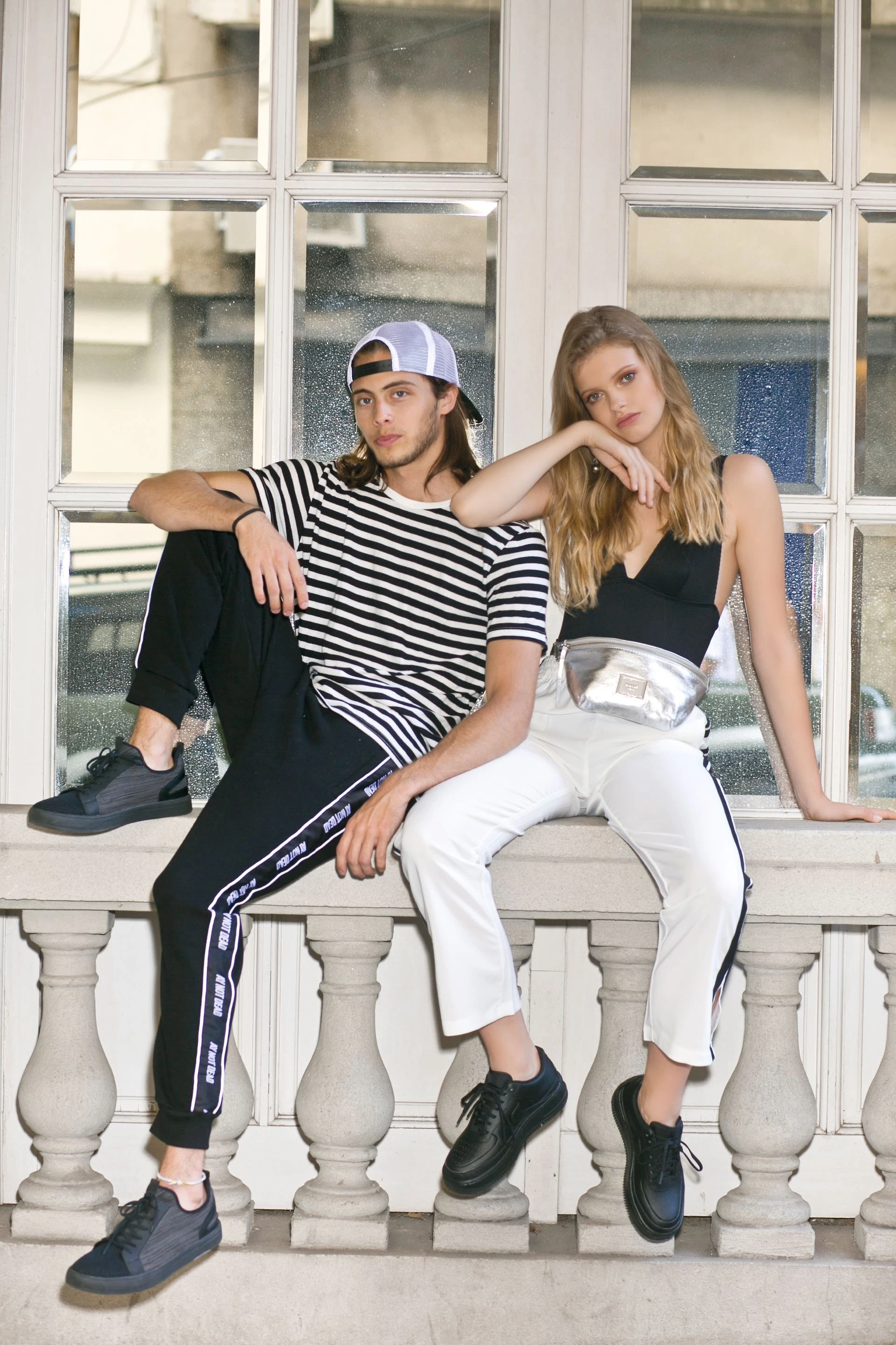 Shannon: buzo animal print ($ 1.478, AY Not Dead), short de cuero con tachas ($ 7.000, Uma) y zapatillas ($ 2.699, Nike). Fran: buzo ($ 1.453, AY Not Dead), bermudas de gabardina y zapatillas ($ 2.299 y $ 2.390, Converse).