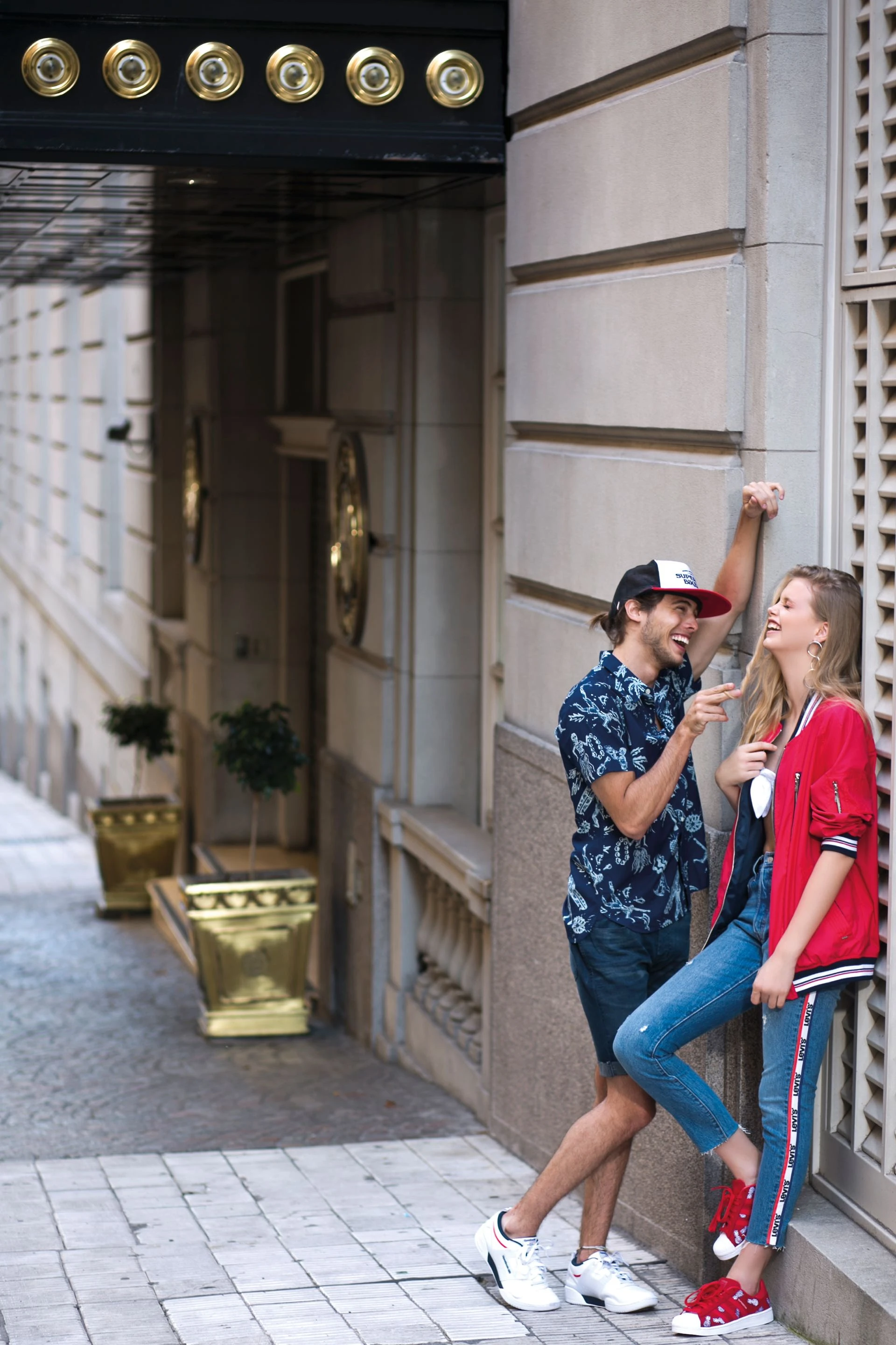 Fran: camisa estampada ($ 1.590, Levi’s) y bermudas de jean ($ 2.350, Key Biscayne). Shannon: campera tipo bomber ($ 5.290, Perramus), top de algodón con nudo ($ 849, AY Not Dead), jean con galón lateral $ 3.490, Levi’s) y zapatillas con estampa de ananás ($ 4.799, Adidas). Shannon: buzo animal print ($ 1.478, AY Not Dead), short de cuero con tachas ($ 7.000, Uma) y zapatillas ($ 2.699, Nike).