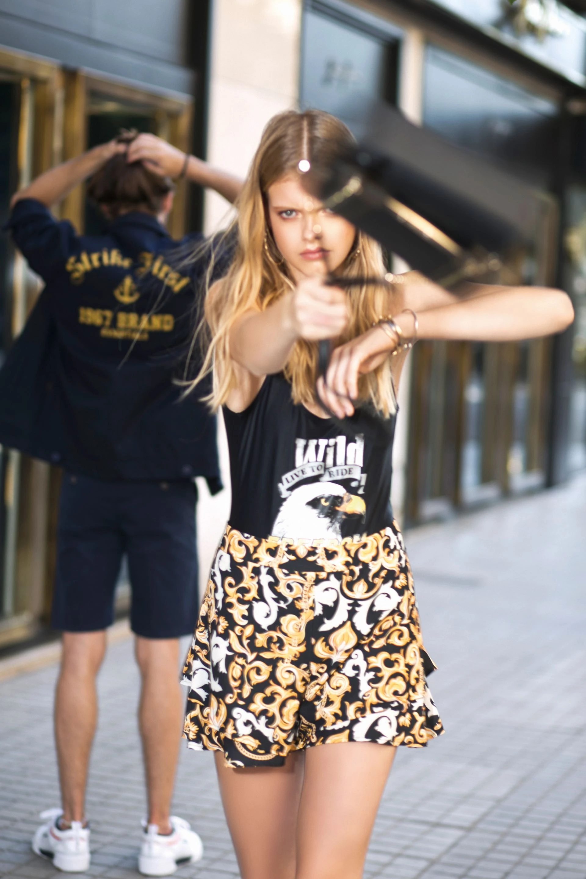 Shannon: traje de baño entero con estampa ($ 1.299, Complot), short de tiro alto ($ 2.100, Uma) y cartera ($ 2.600, Aldo para Grimoldi). Fran: campera con bordado en la espalda ($ 490, Herencia) y short de gabardina ($ 2.700, Tommy Hilfiger).