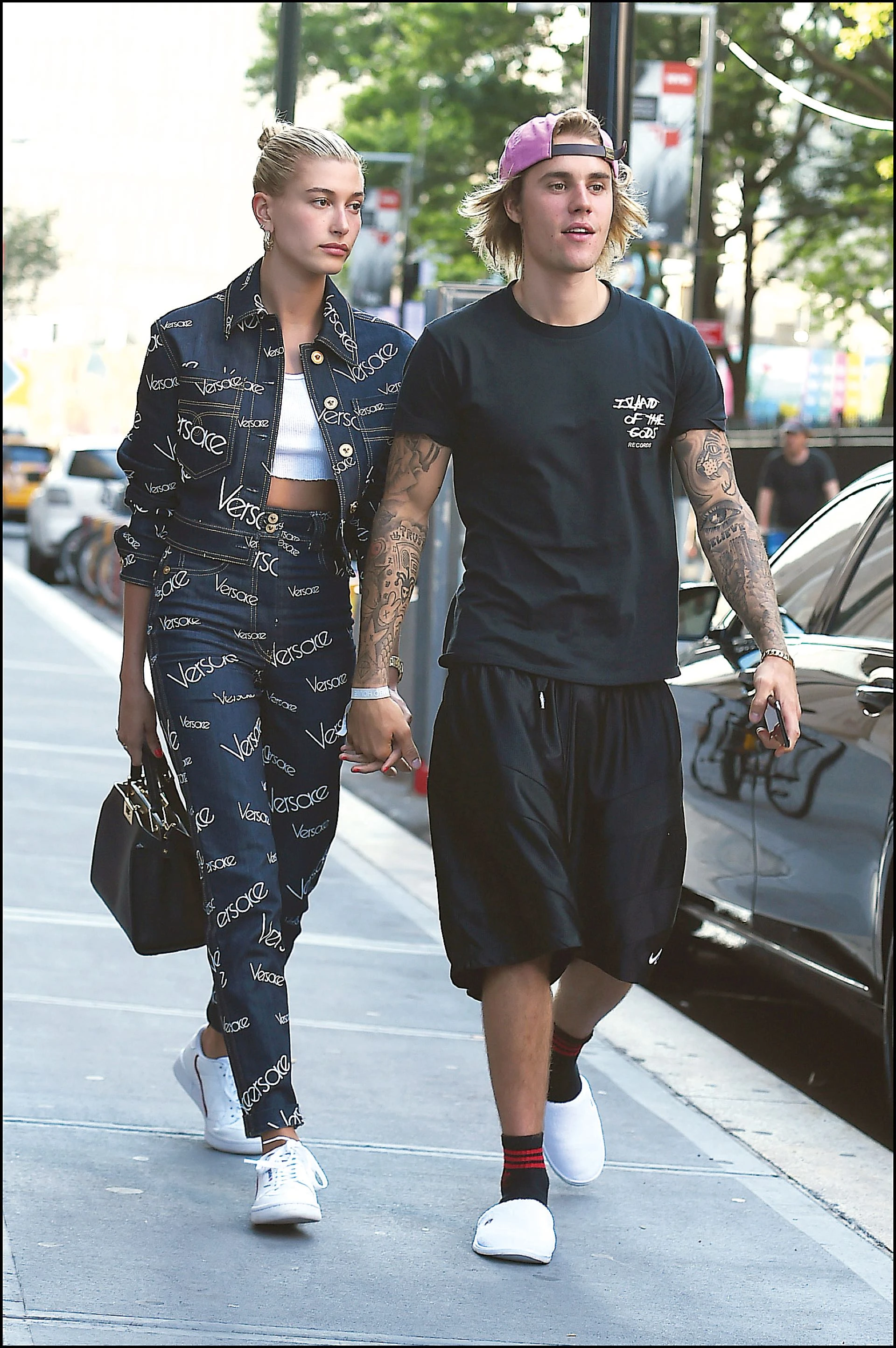 “Mi corazón es completa y tota lme nte suyo ” , poste ó en julio de 2018 e l c a ntante c a nad ie nse Justin Bie ber (24) en su cue nta de Insta gra m, confirmando su compromiso con la mod e lo Hai l ey Ba ldwin (22). Tre s meses después se casa ron e n secreto. Hoy son una de las parejas del momento, y si bien él pertenece al mund o de la músic a y e l l a triunfa e n la pasarela, la moda es su denomina d or común. Embajadores d el estil o sport, la dupla parece vestida con ropa del mismo pla car d .