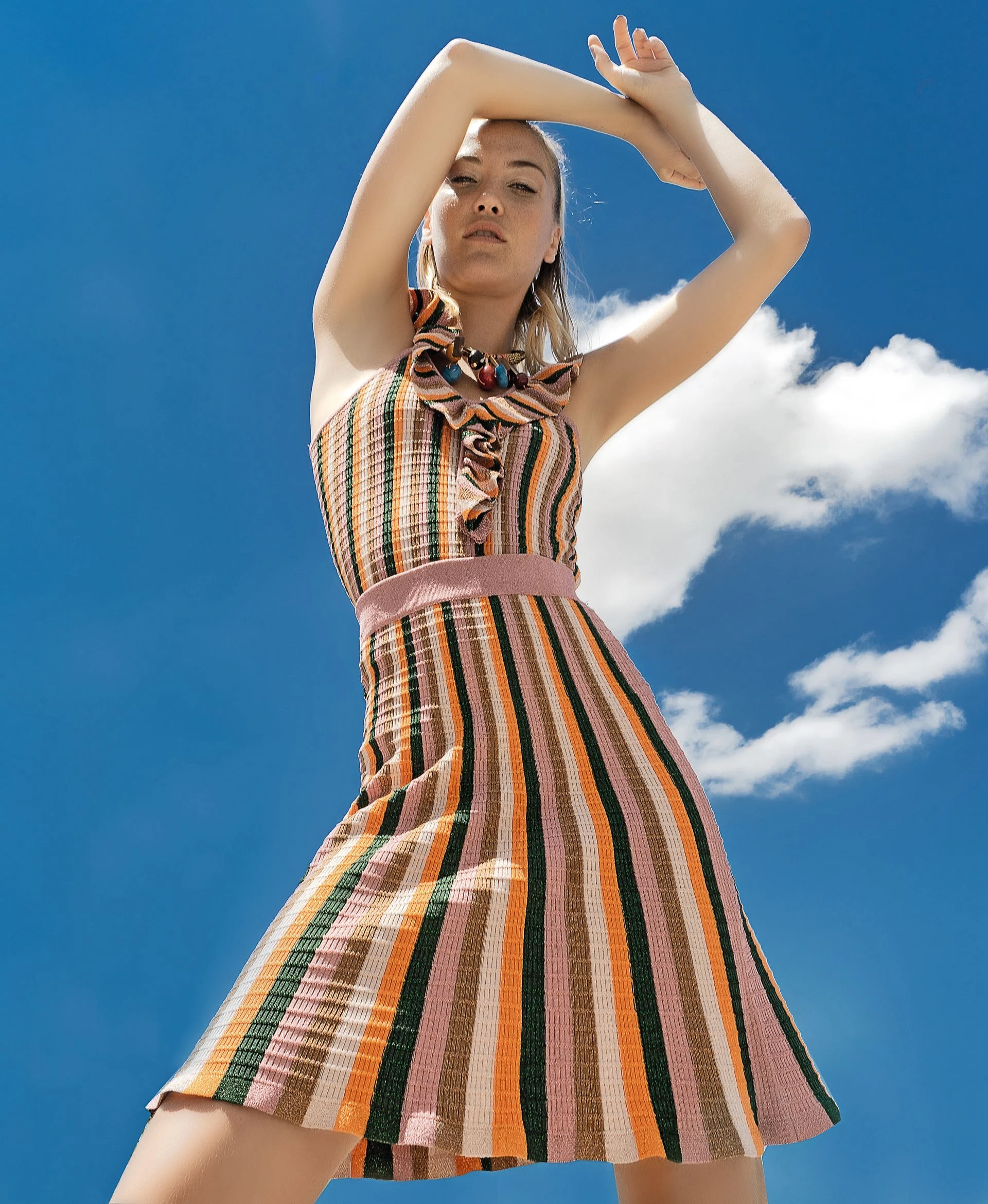 Top y falda de lúrex multicolor ($ 2. 680 y $ 3.460, Mishka).