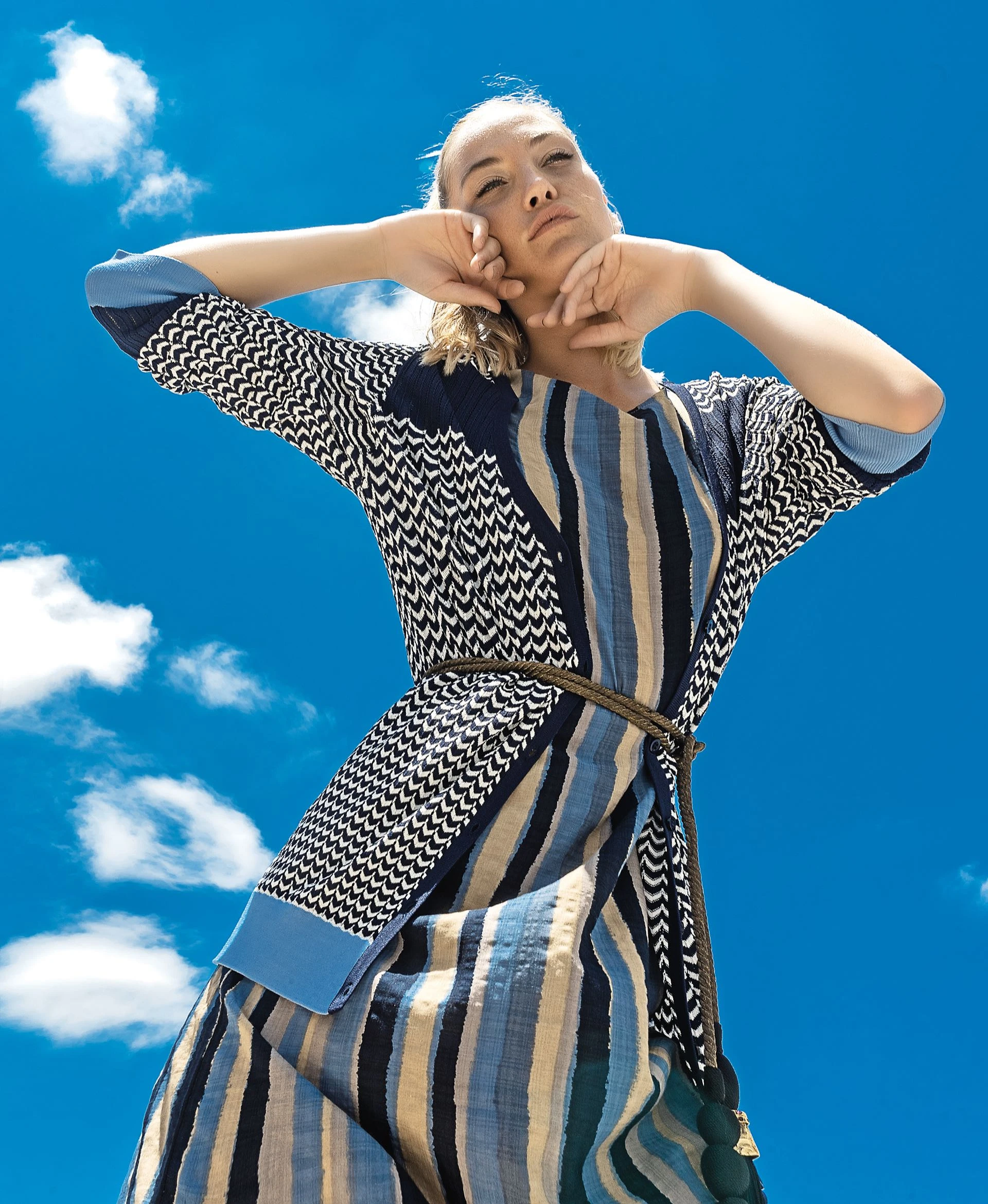 Cárdigan de hilo de seda con guardas ($ 2.100, Ted Bodin) y vestido de seda estampado ($ 1.600, Var’s).