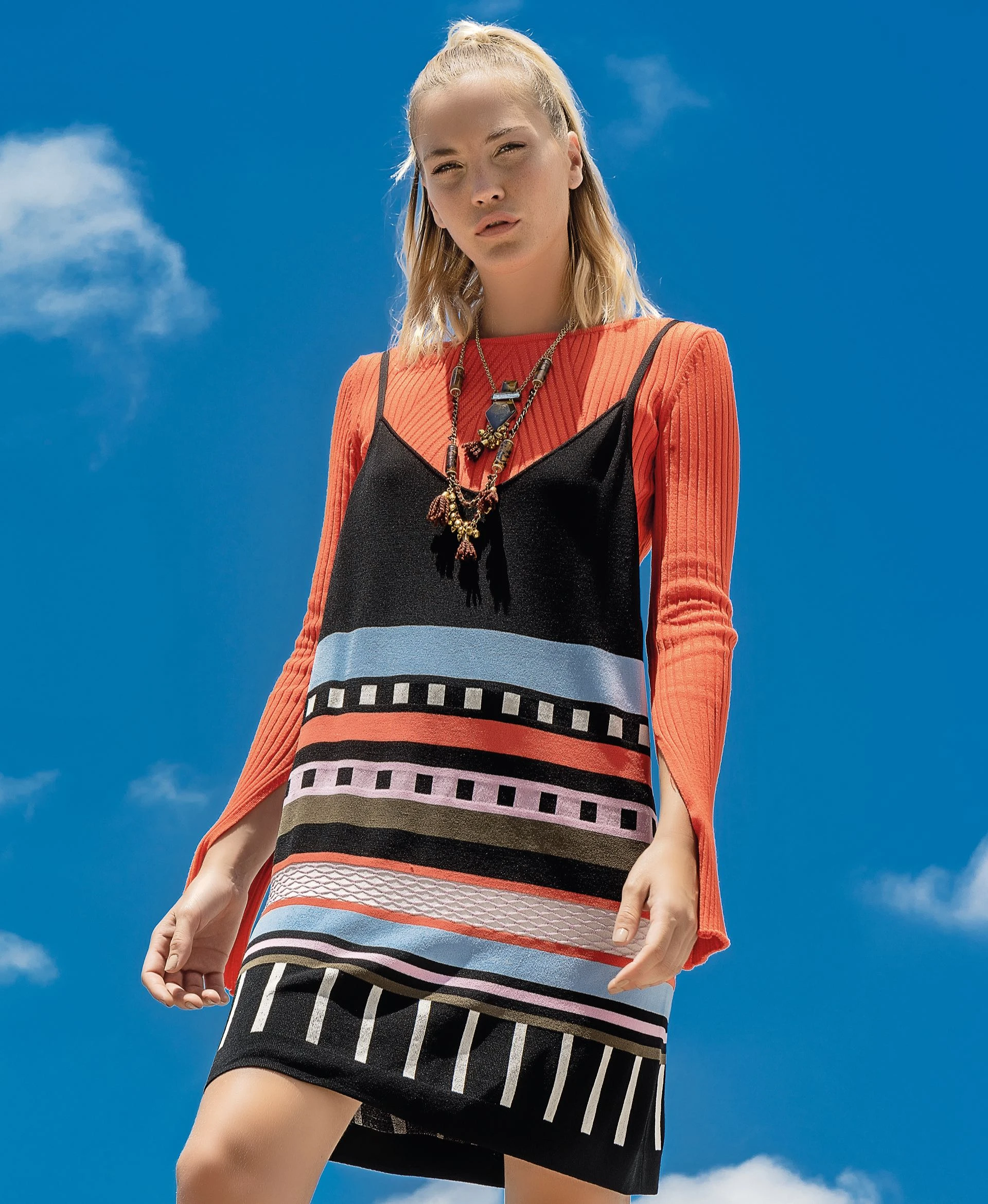 Vestido de hilo con volados ($ 2.625, La Cofradía), suéter estampado de mangas cortas ($ 1.259, Etam), collar y sobre de rafia bordada ($ 620 y $ 980, Var’s).