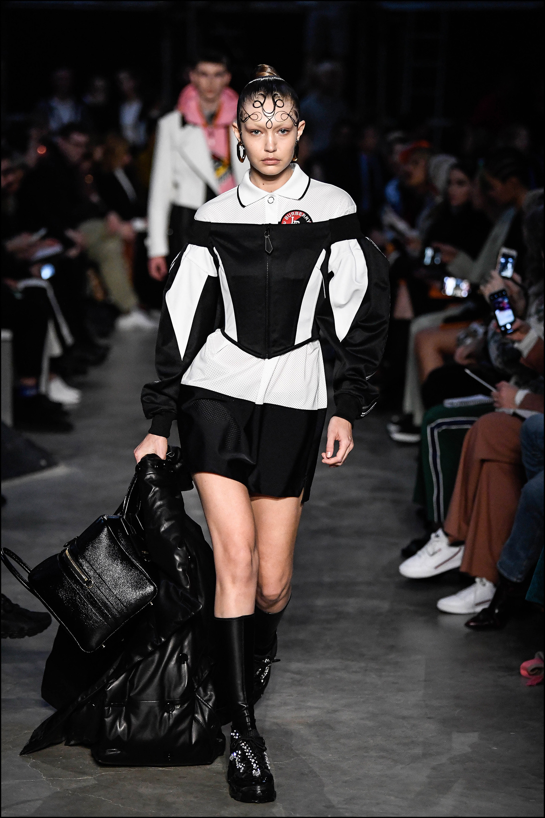 Gigi Hadid au dÈfilÈ Burberry lors de la Fashion Week automne-hiver 2019/2020 ‡ Londres, Royaume Uni, le 17 fÈvrier 2019. A model walks the runway at the Burberry show during London Fashion Week in London, UK, on February 17, 2019.