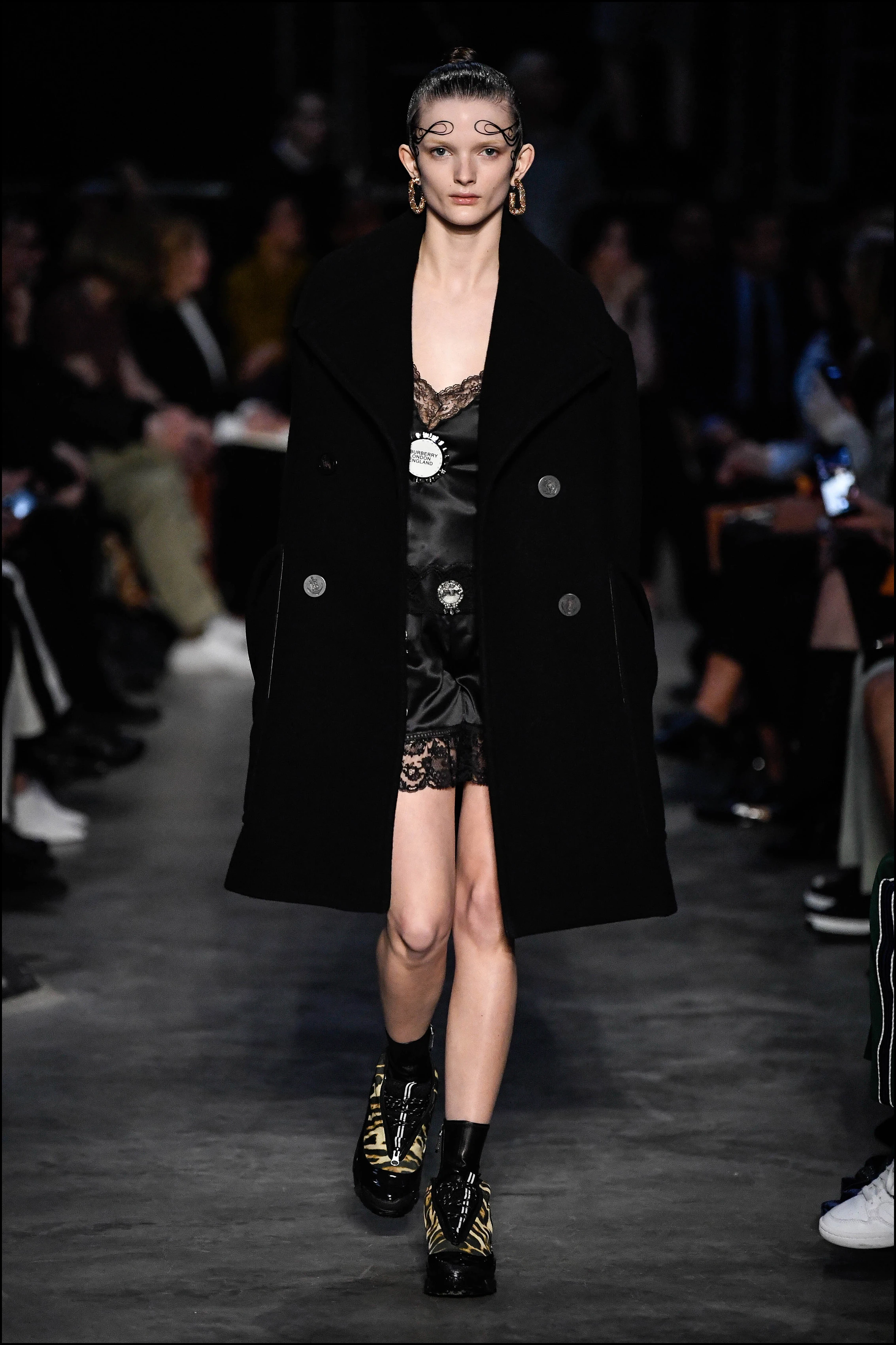 Mannequin au dÈfilÈ Burberry lors de la Fashion Week automne-hiver 2019/2020 ‡ Londres, Royaume Uni, le 17 fÈvrier 2019. A model walks the runway at the Burberry show during London Fashion Week in London, UK, on February 17, 2019.