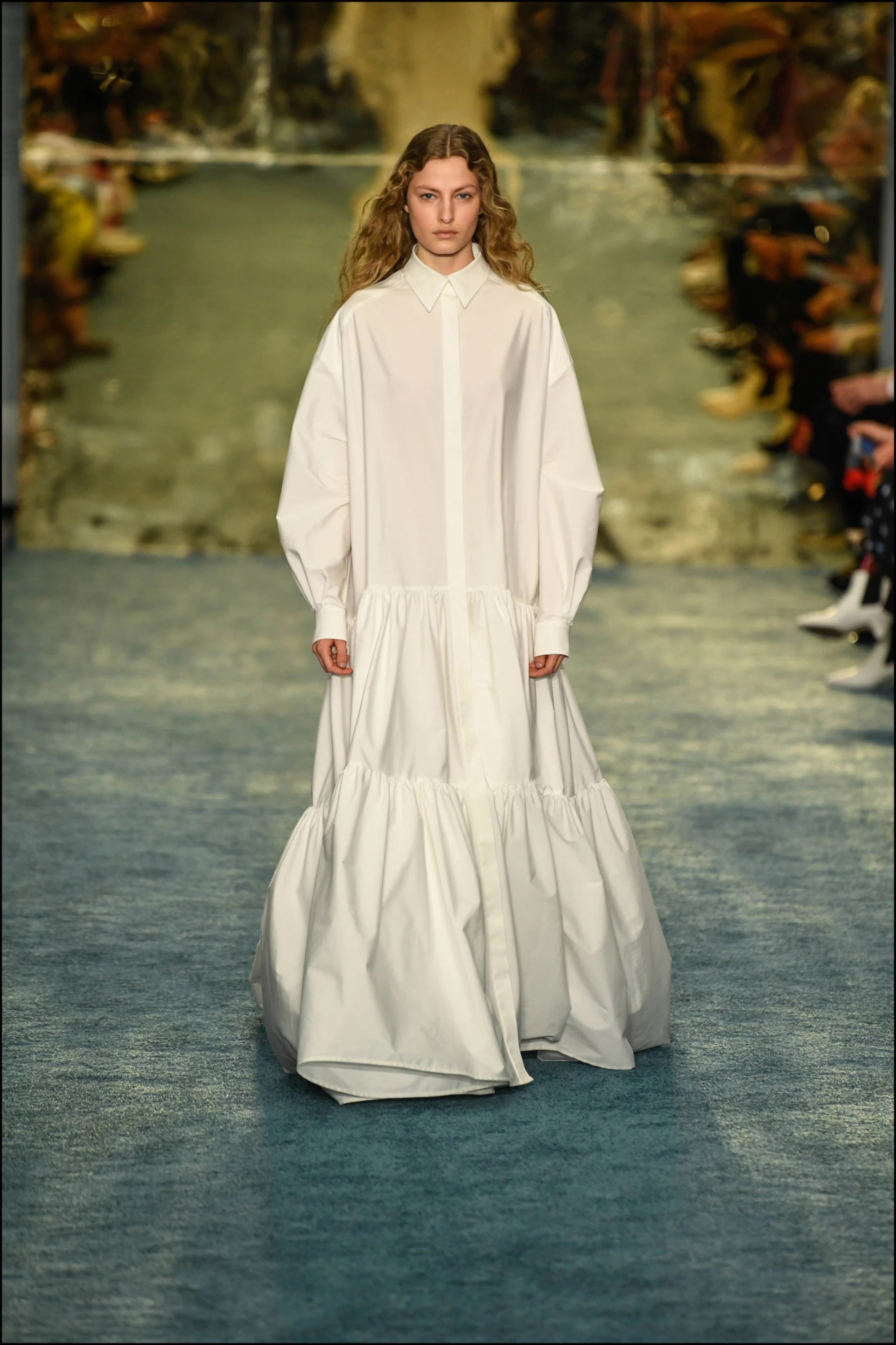 Cierre del desfile: maxi vestido camisero de corte oversize. 