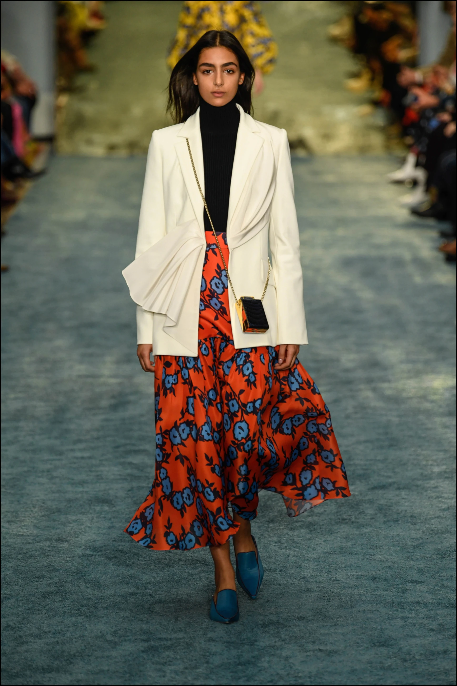 Polera + blazer+ falda midi estampada. 