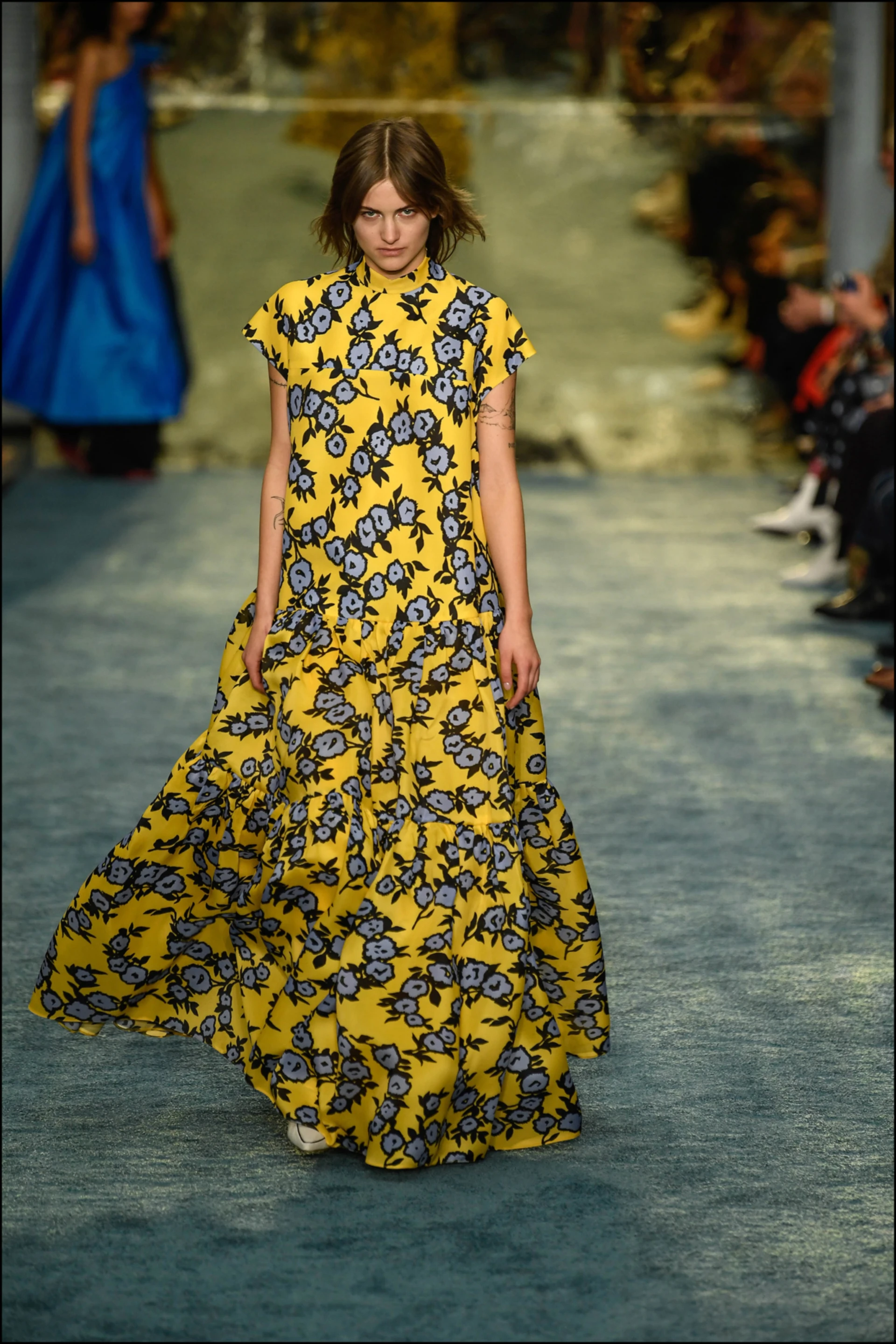 El vestido que abrió el desfile inspirado en las famosas fotografías de flores del artista Robert Mapplethorpe. 
