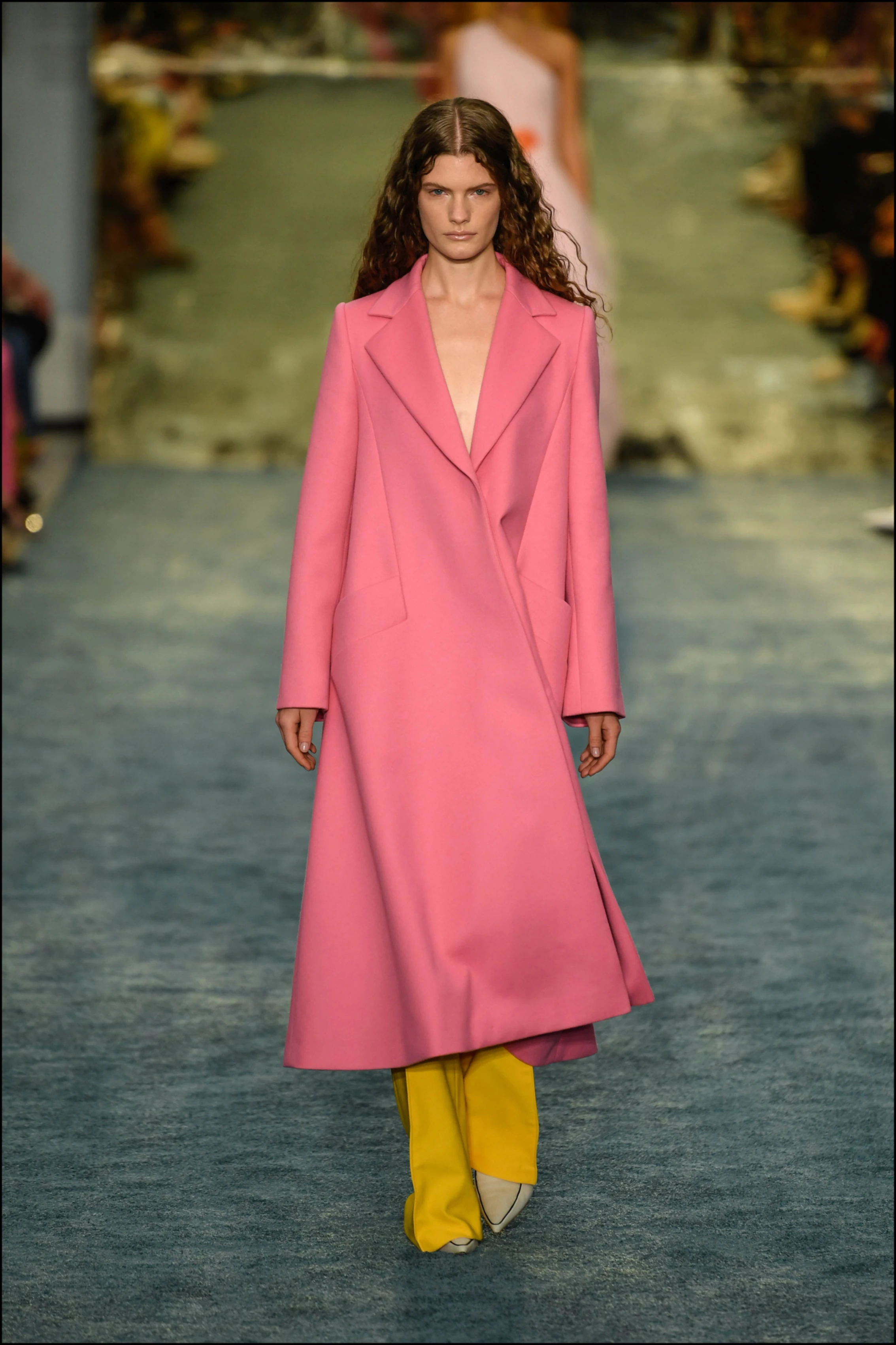 Los colores shocking y largos tapados dijeron presente. 