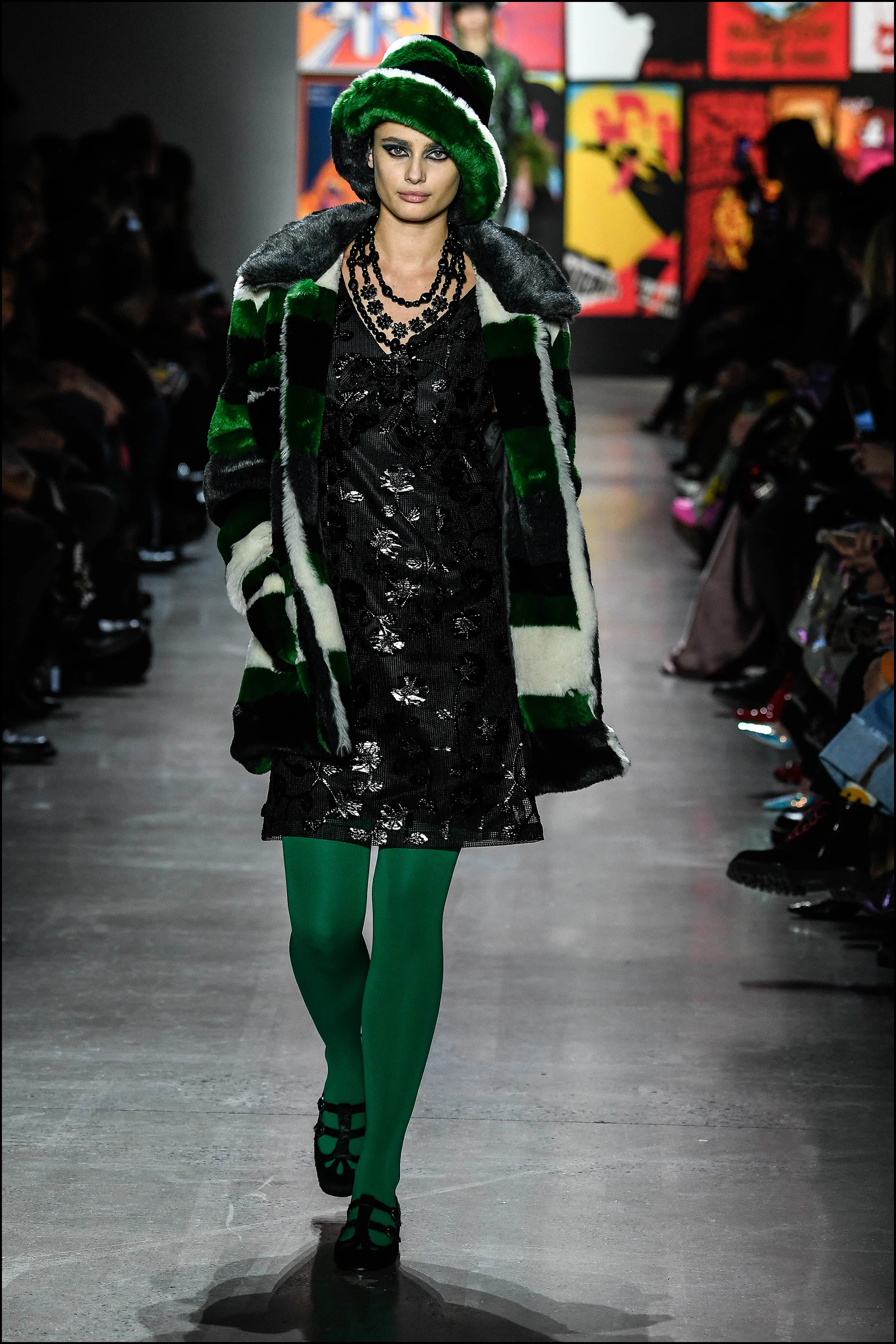 Minivestidos con tapados de pelo.