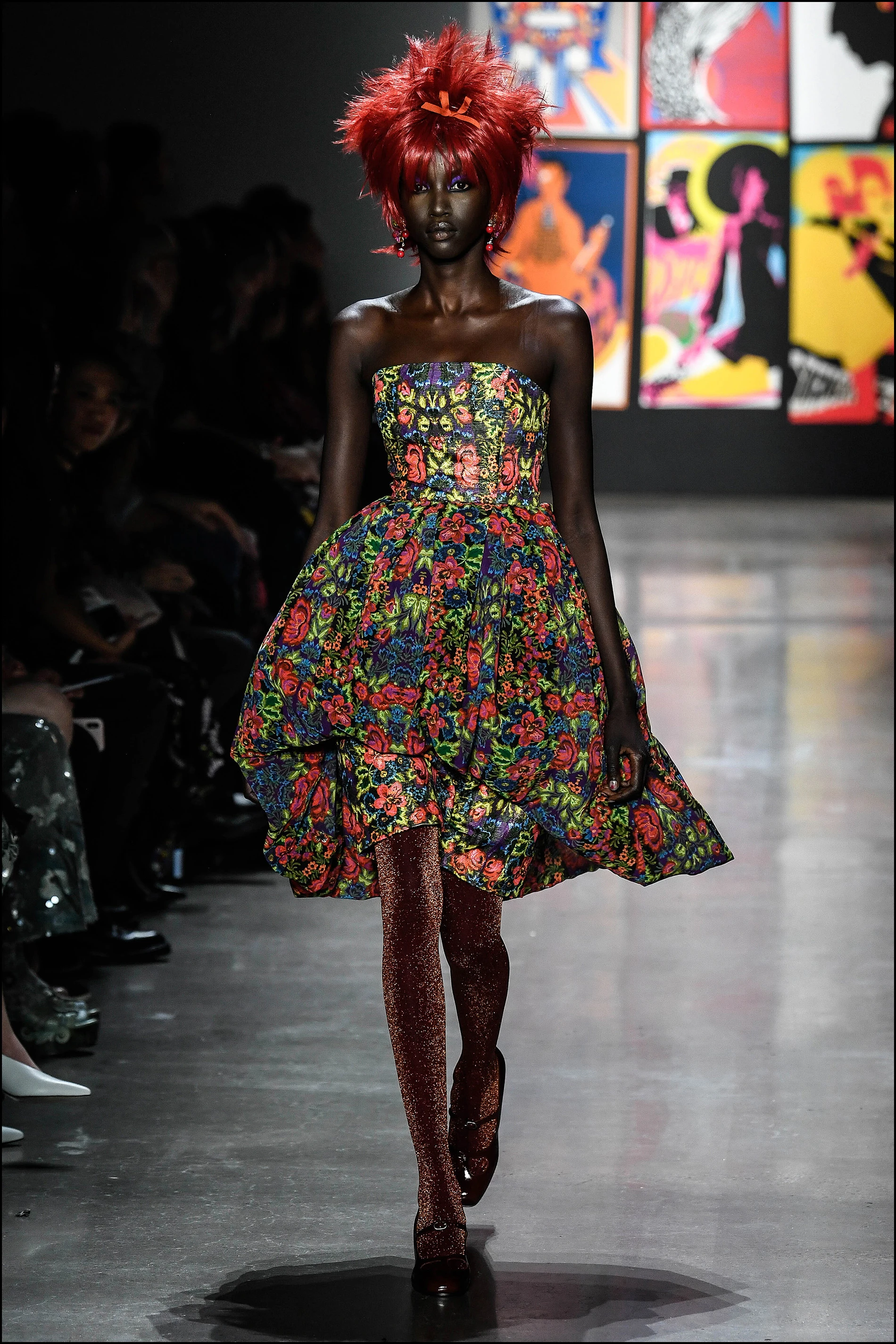 Estampados llamativos, mucho volumen y zapatos Mary Jane.