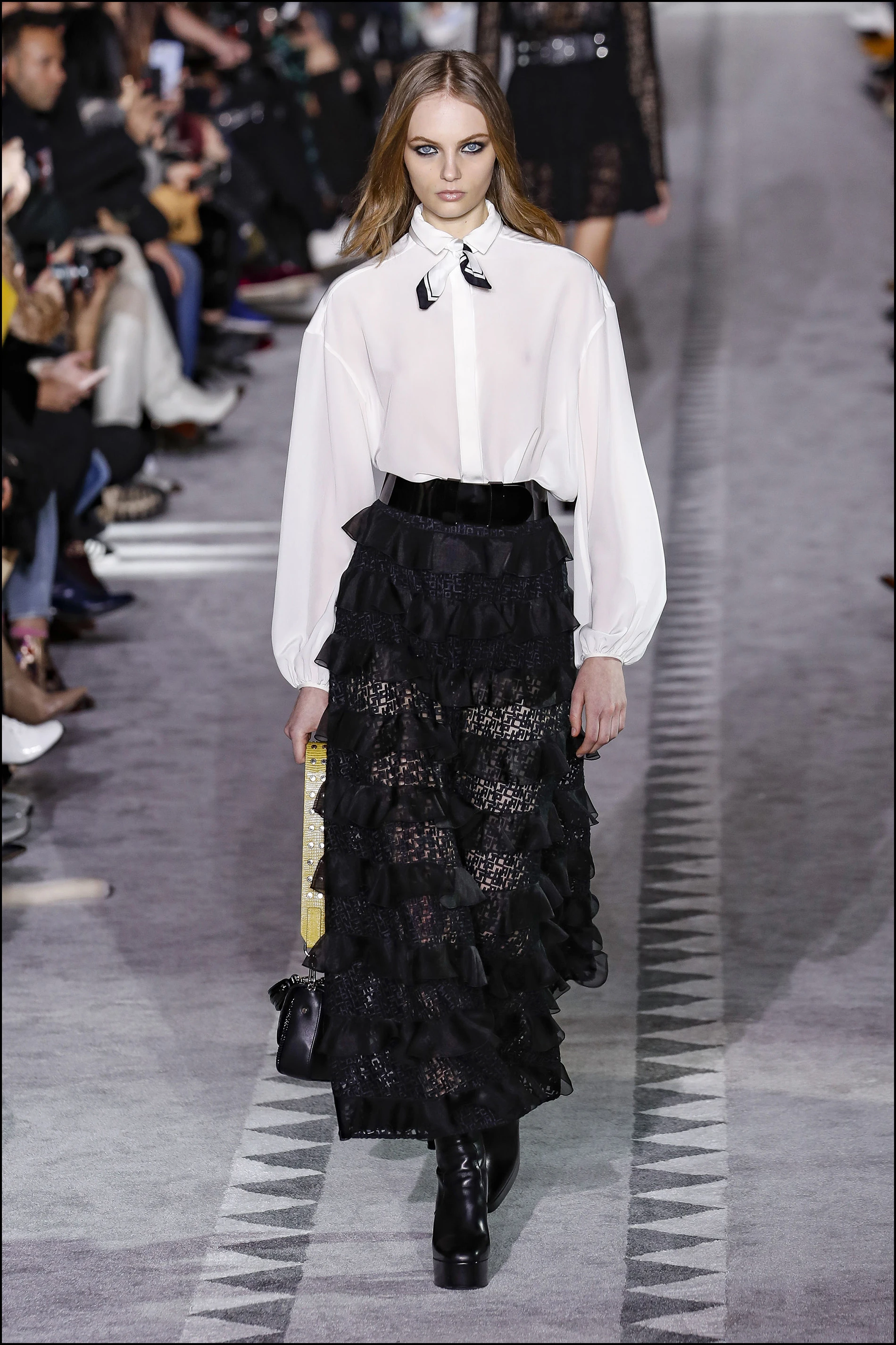 Camisas blancas se combinaron con faldas midi.