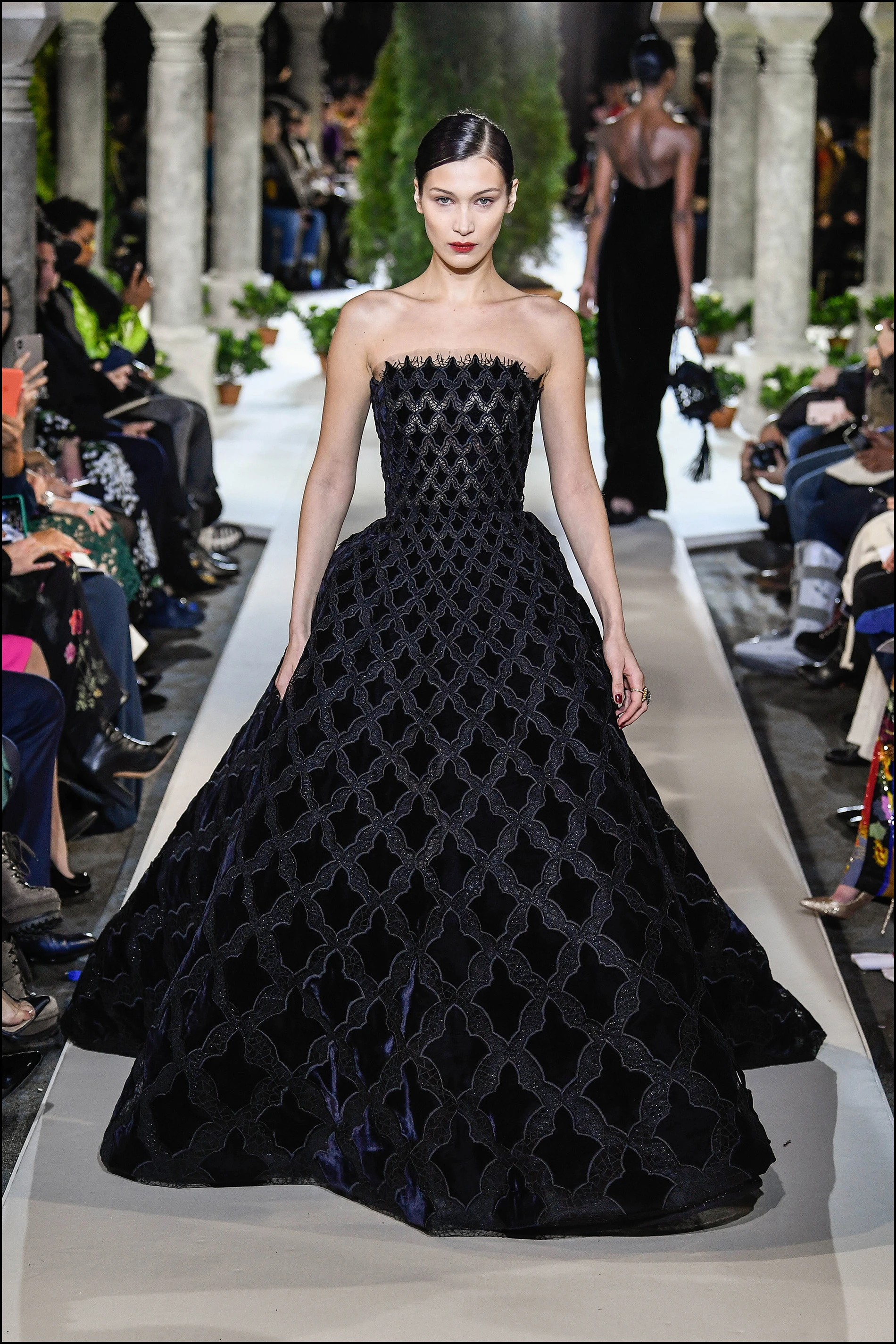 Bella Hadid - DÈfilÈ Oscar de la Renta lors de la Fashion Week automne-hiver 2019/2020 ‡ New York, le 12 fÈvrier 2019. Models walk the runway at Oscar De La Renta during New York Fashion Week on February 12, 2019 in New York City.