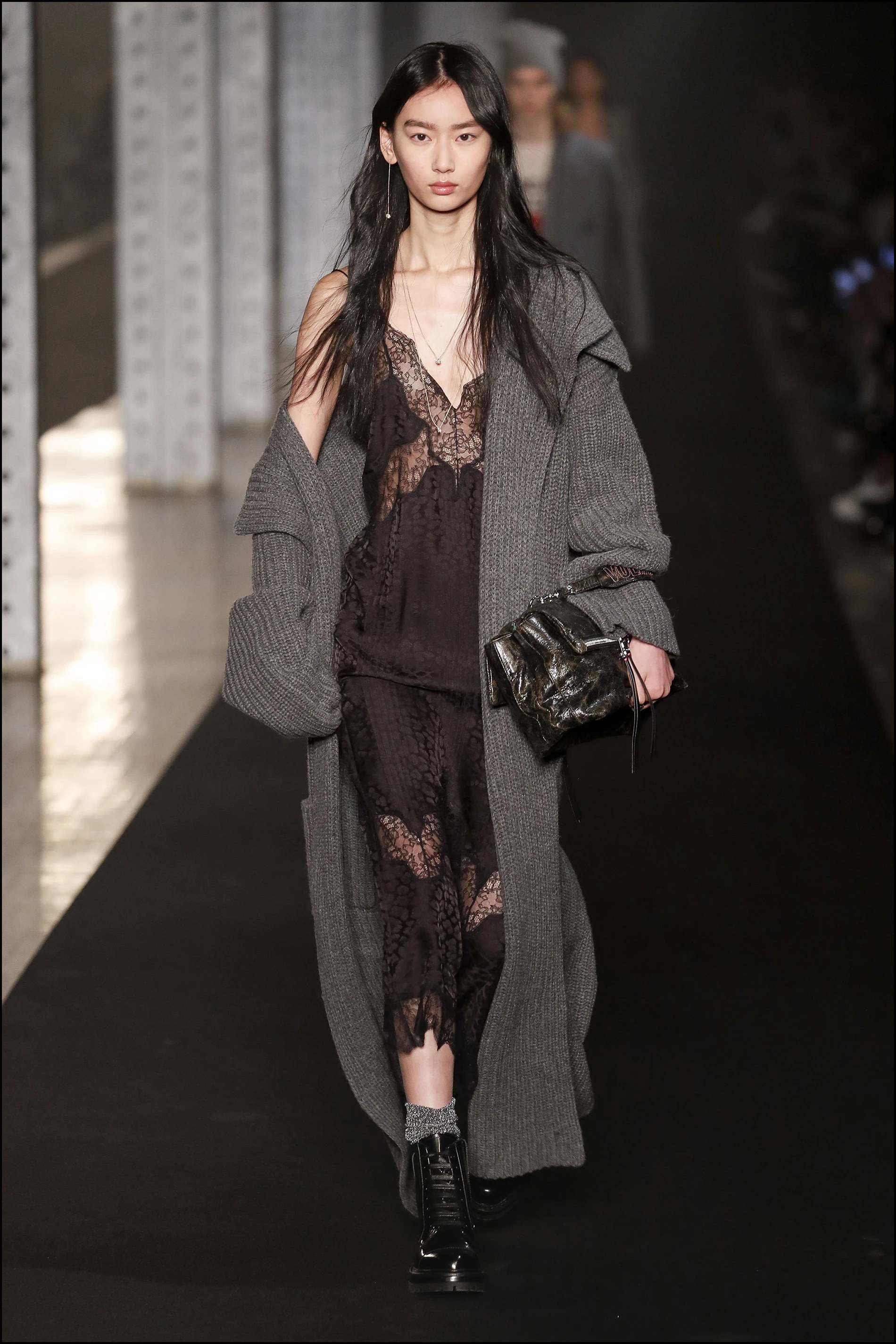 Vestidos lenceros con abrigos tejidos. 